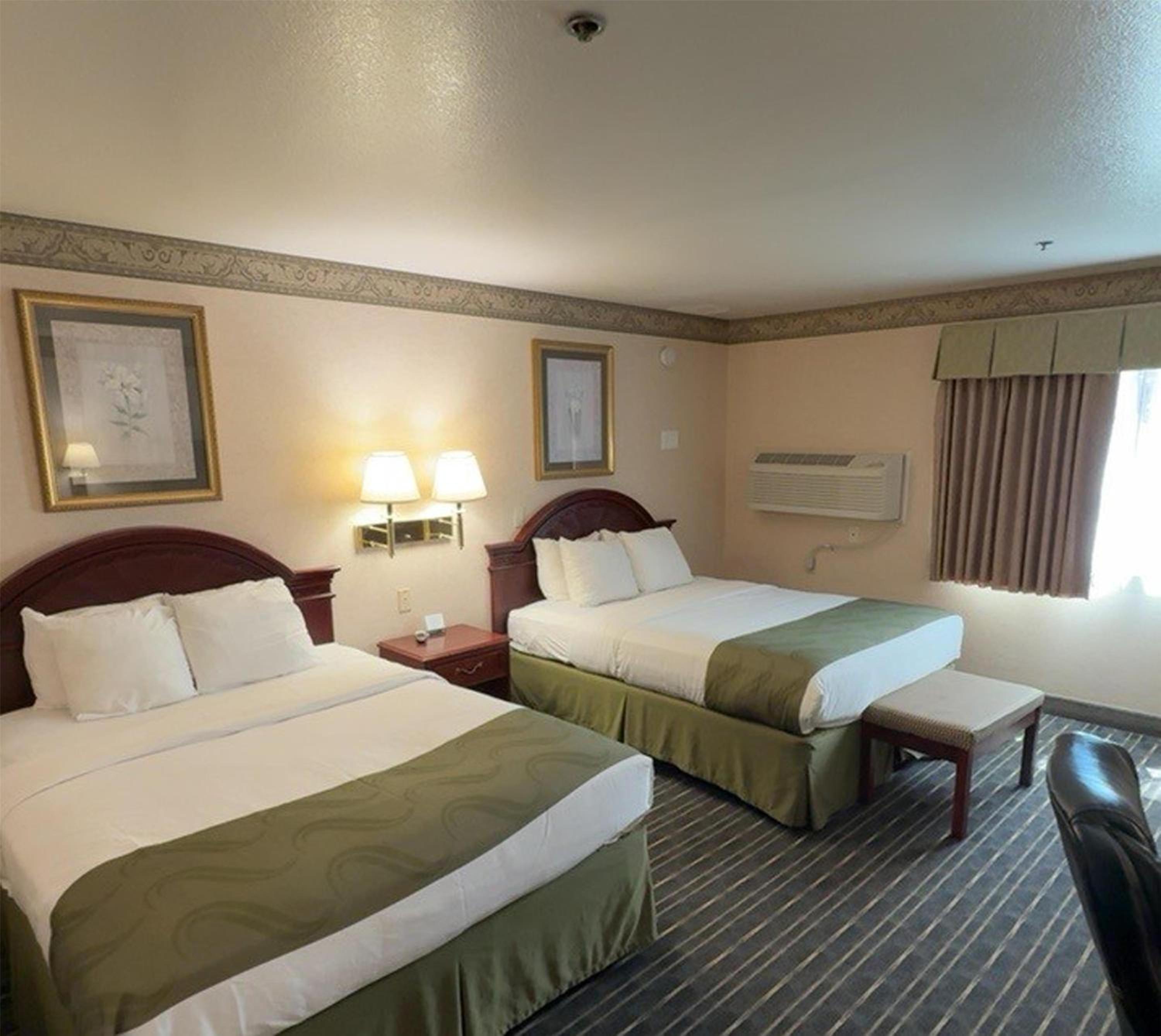 Queen Room with Two Queen Beds - Non-Smoking photo 2