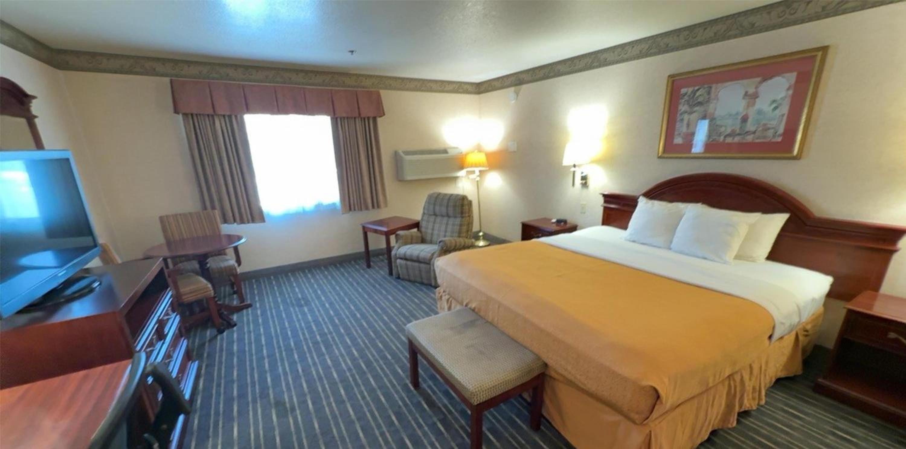 King Room with Roll-In Shower - Mobility Access/Non-Smoking photo 1