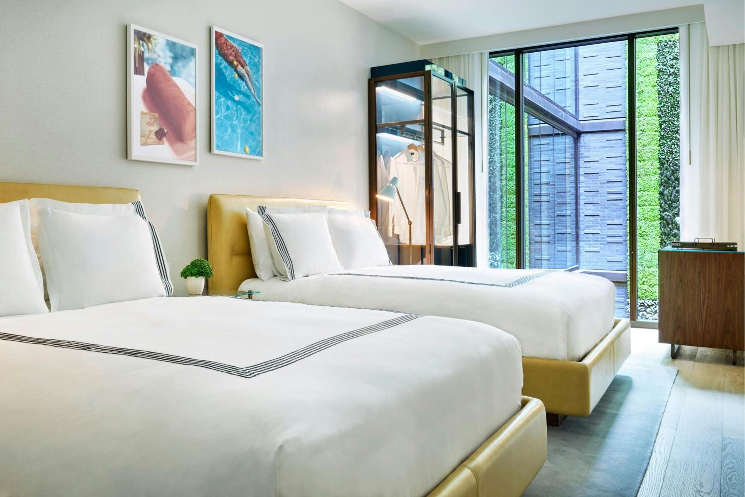 Queen Room with Two Queen Beds and Atrium View photo 2