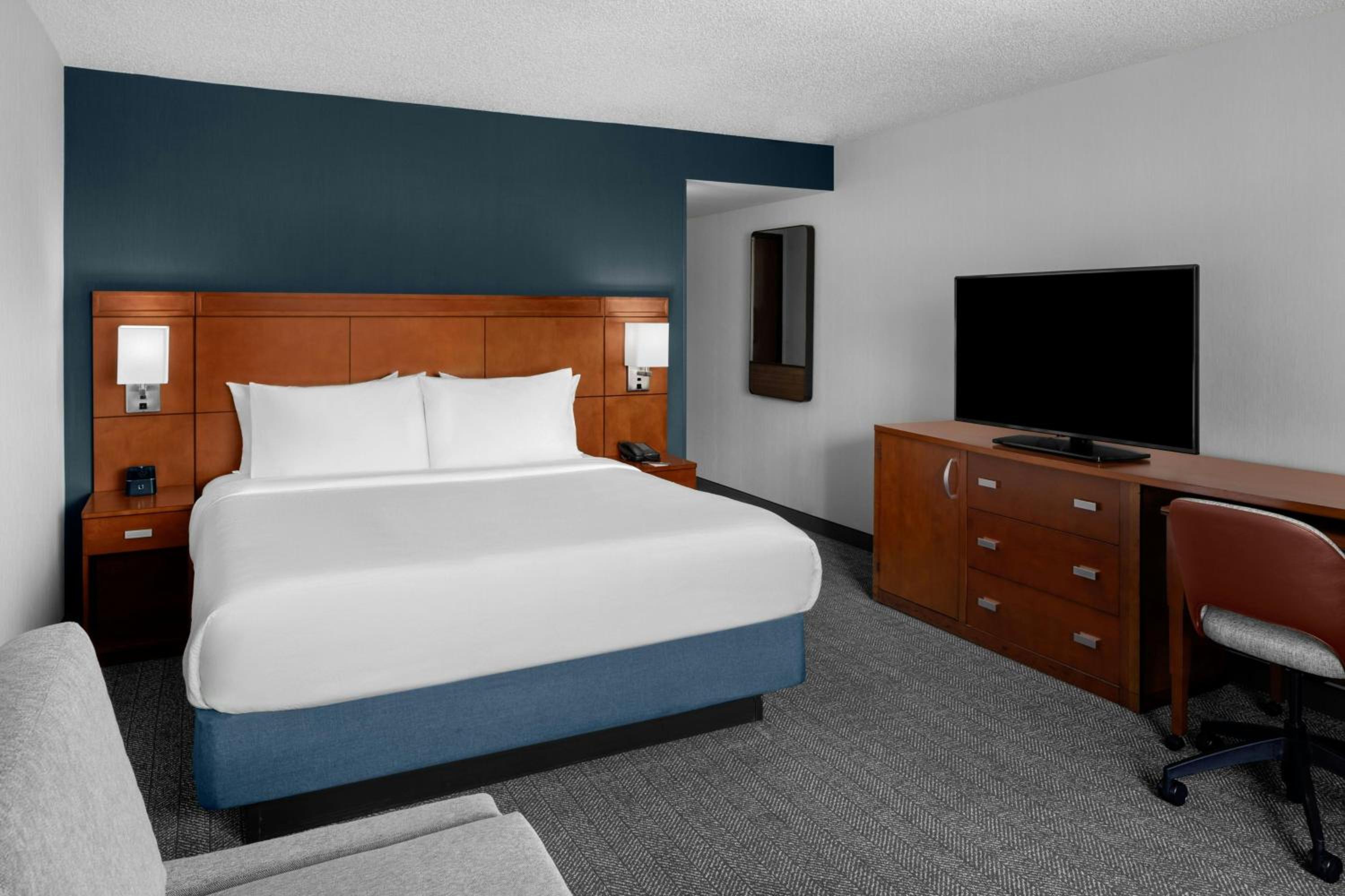 King Room with Sofa Bed and Roll-in Shower - Mobility and Hearing Accessible - Photo 4