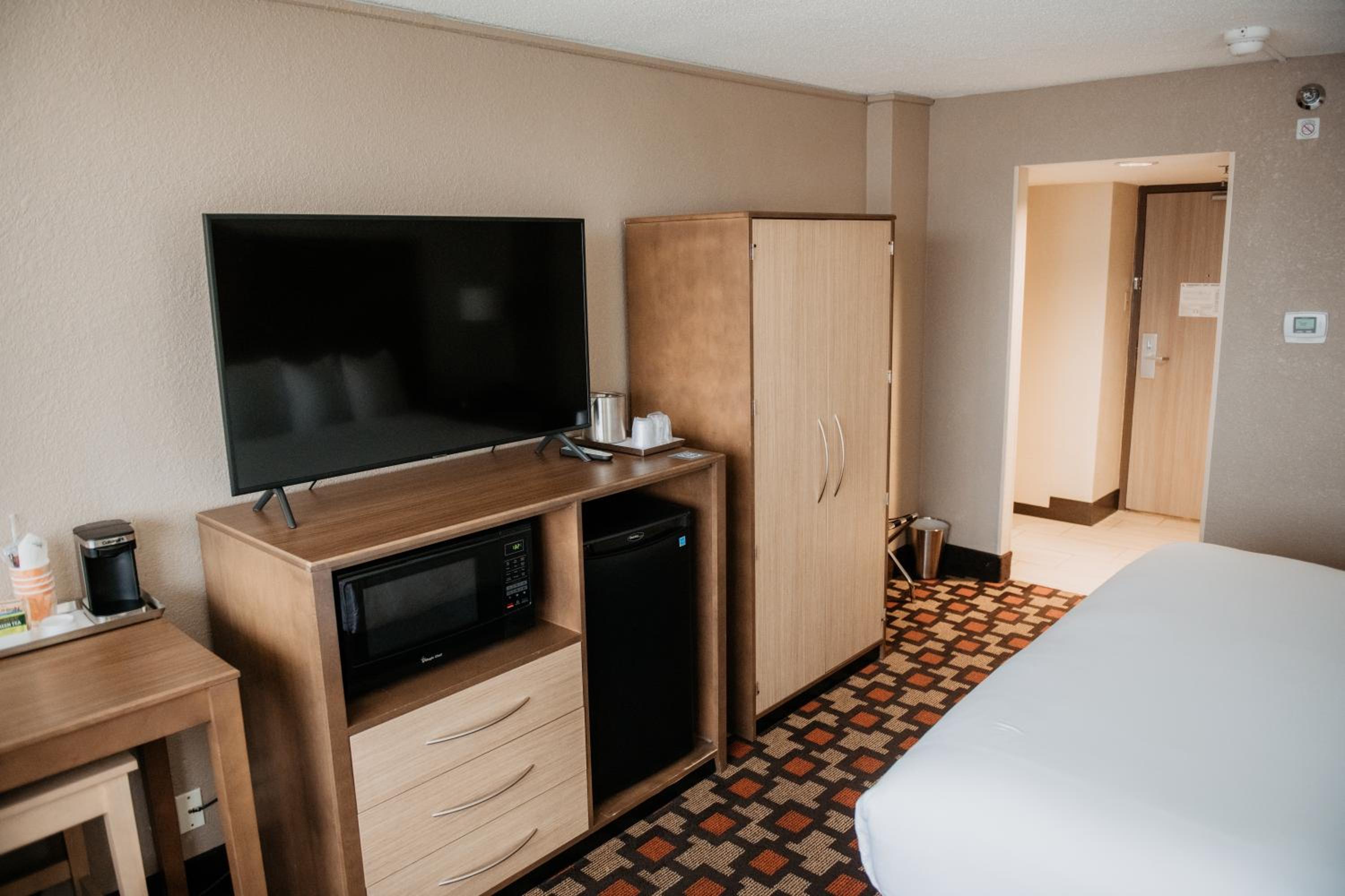 King Room - Non-Smoking - Photo 3