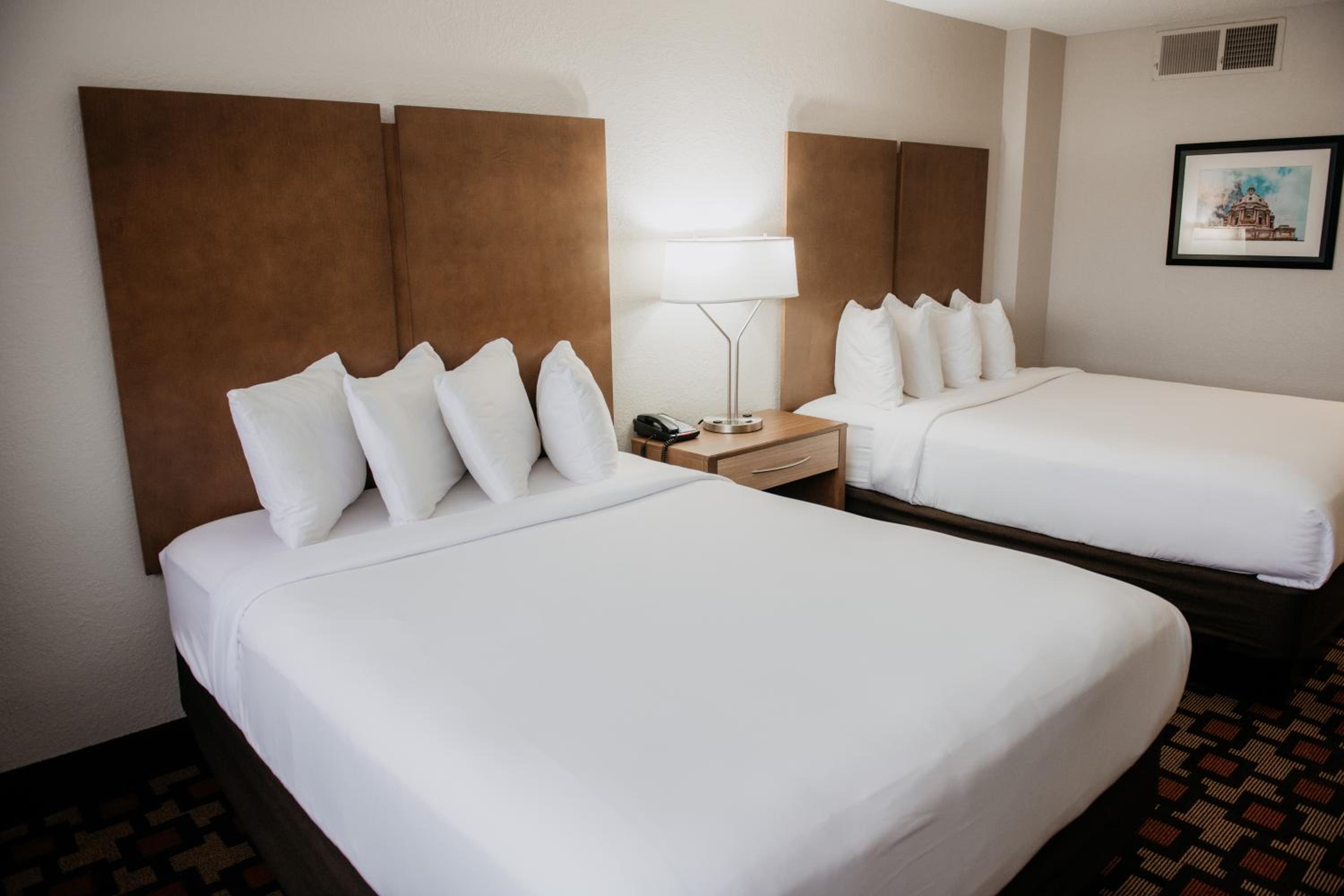 Queen Room with Two Queen Beds - Non-Smoking - Photo 2