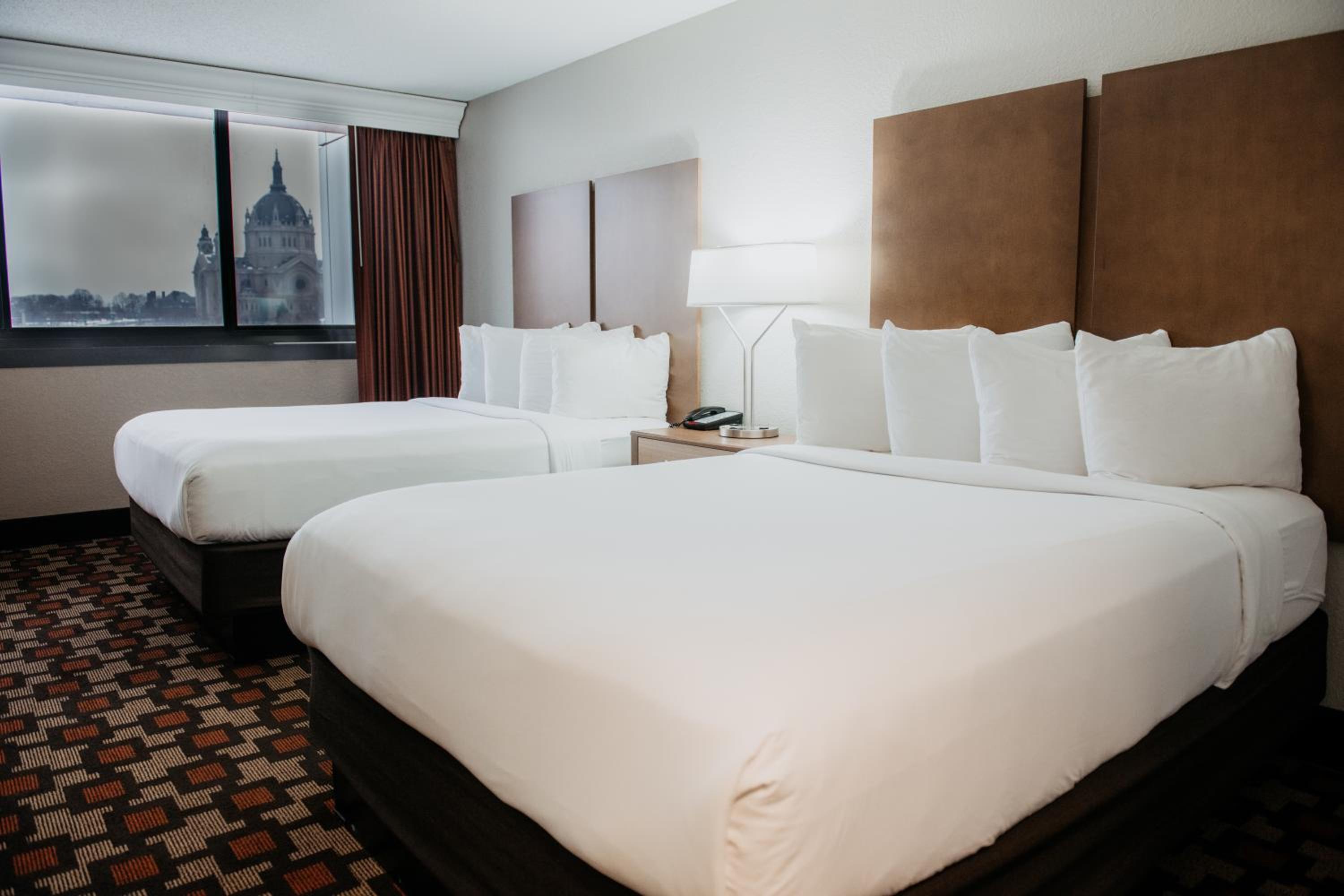 Queen Room with Two Queen Beds - Non-Smoking - Photo 3