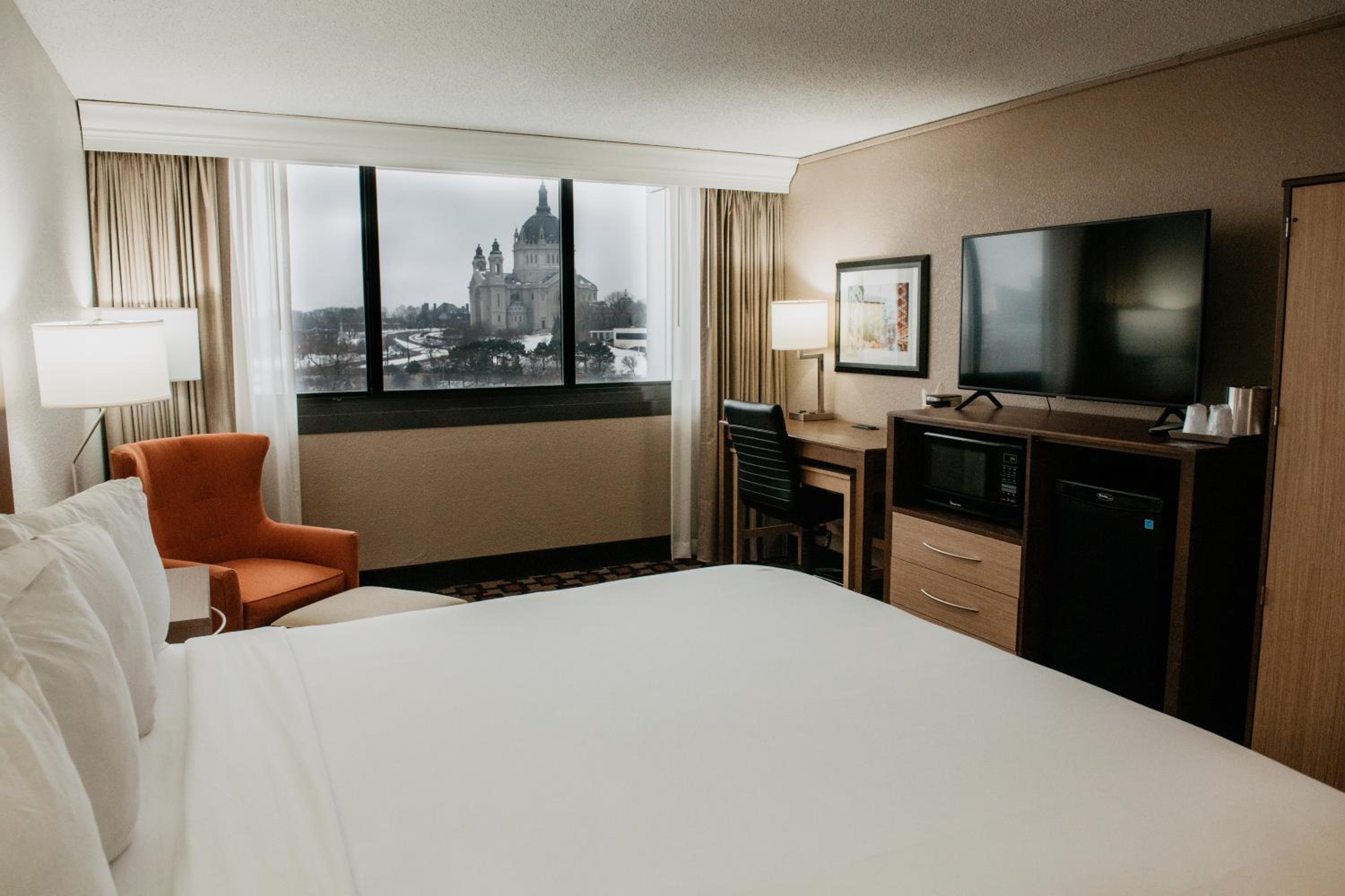 King Room - Non-Smoking - Photo 4