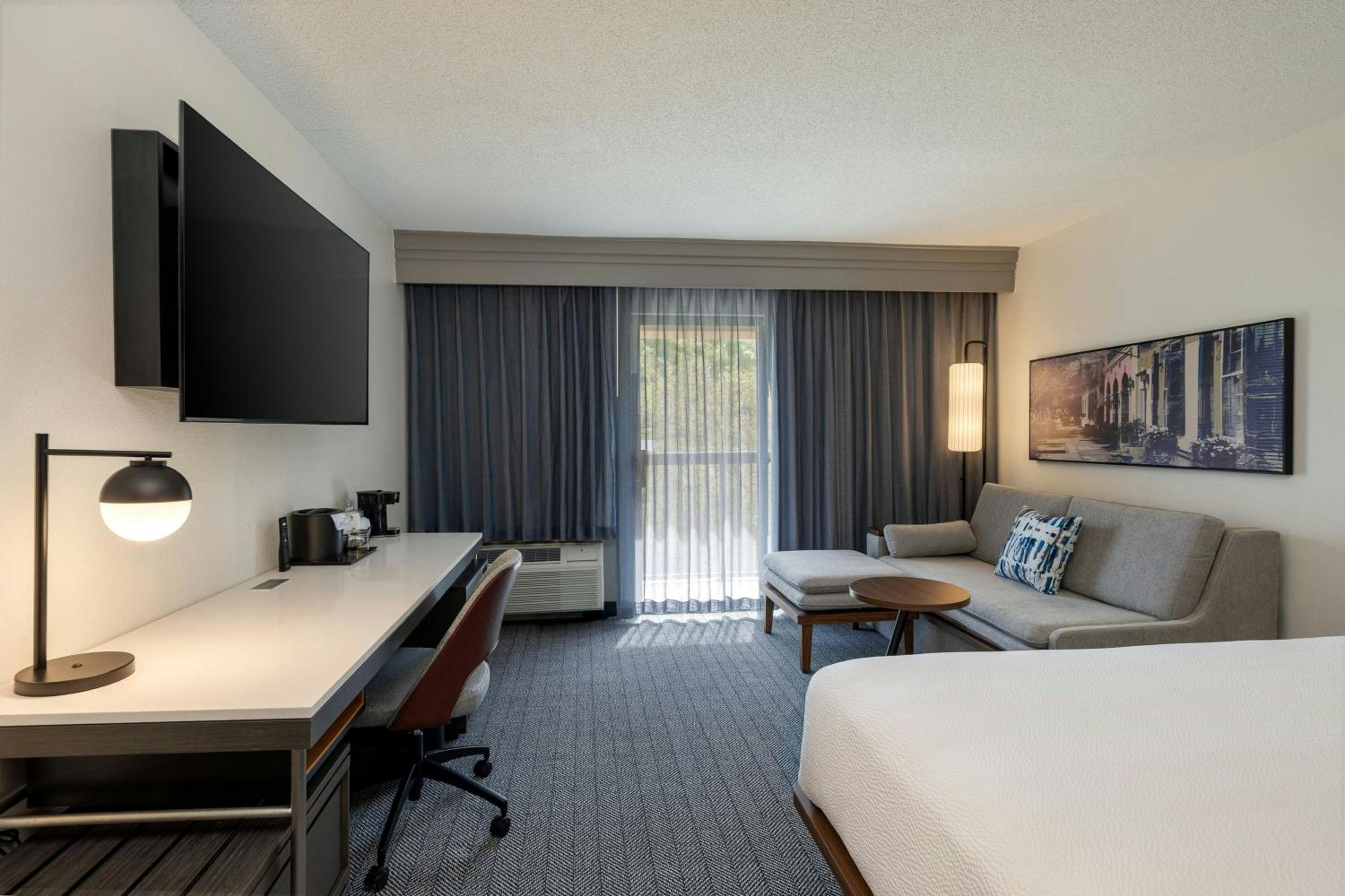 King Room with Balcony, Roll-In Shower and Transfer Shower - Mobility Access/Hearing Accessible