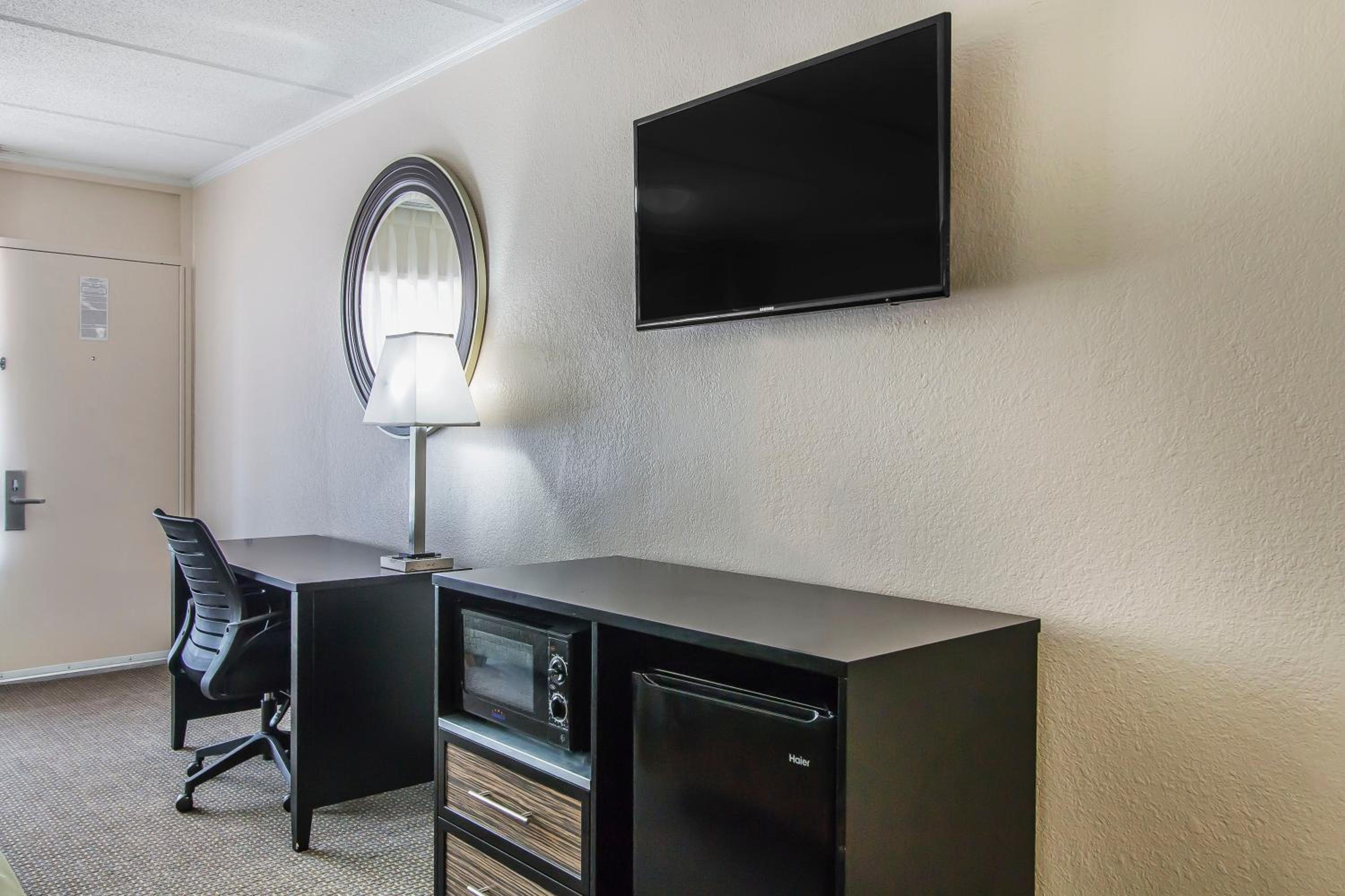 King Room - Accessible/Non-Smoking photo 3