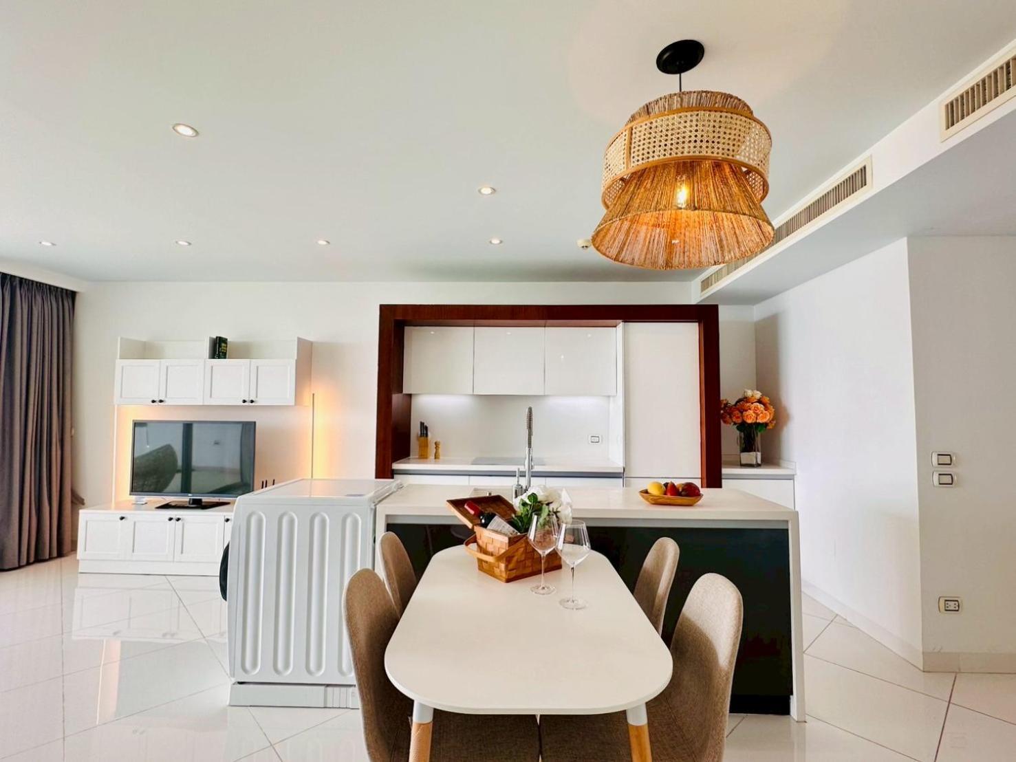 One-Bedroom Apartment with Lake View photo 1