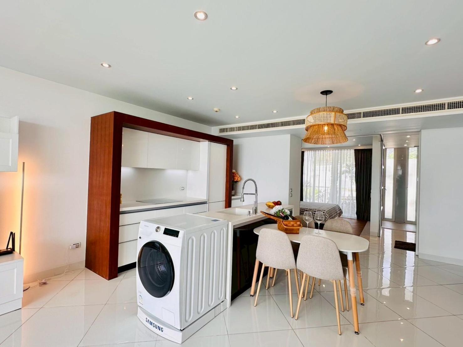 One-Bedroom Apartment with Lake View photo 2