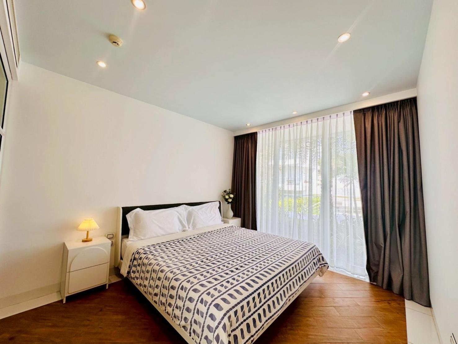 One-Bedroom Apartment with Lake View photo 3