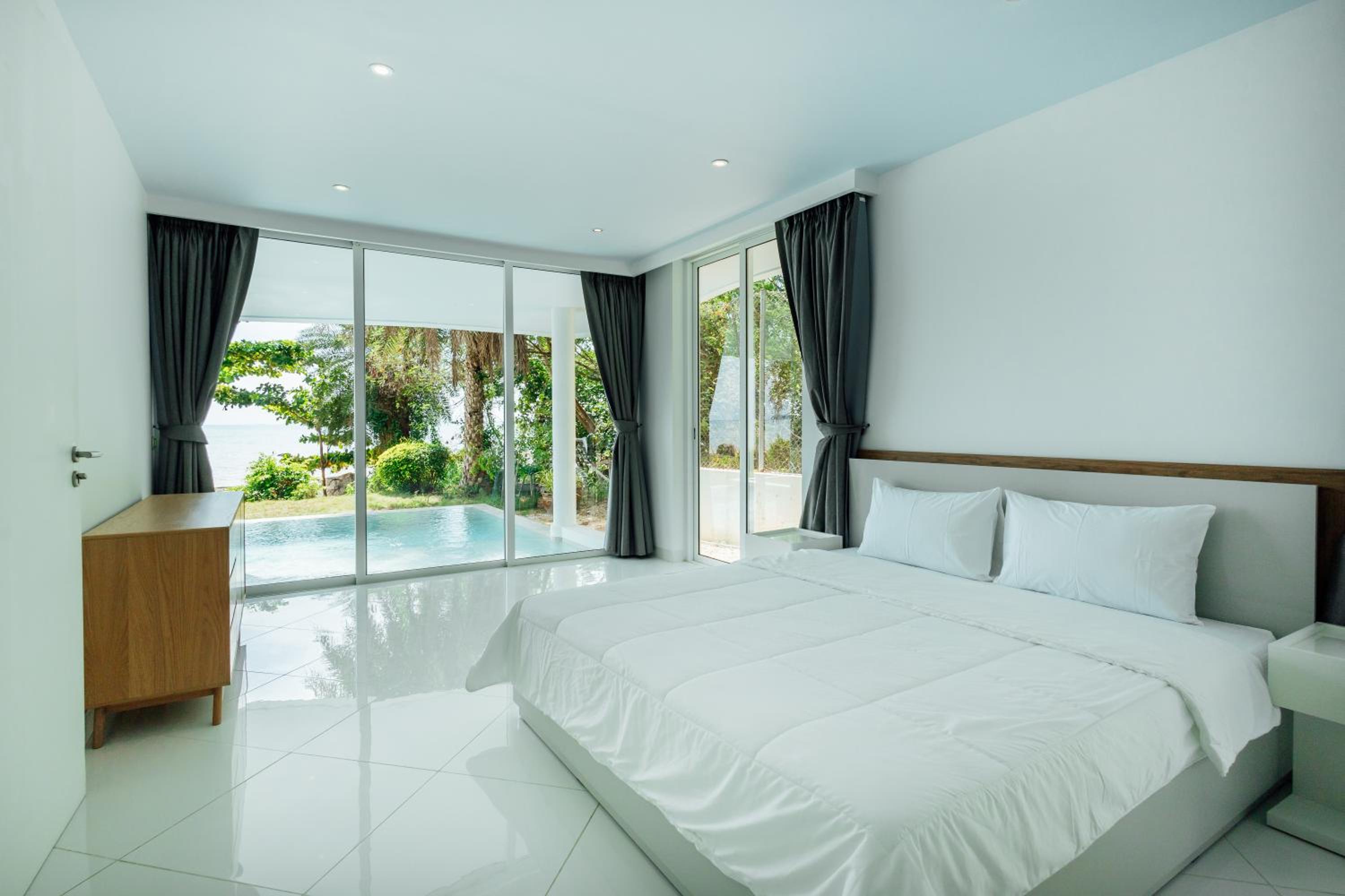 Three-Bedroom Apartment with Lake View photo 2