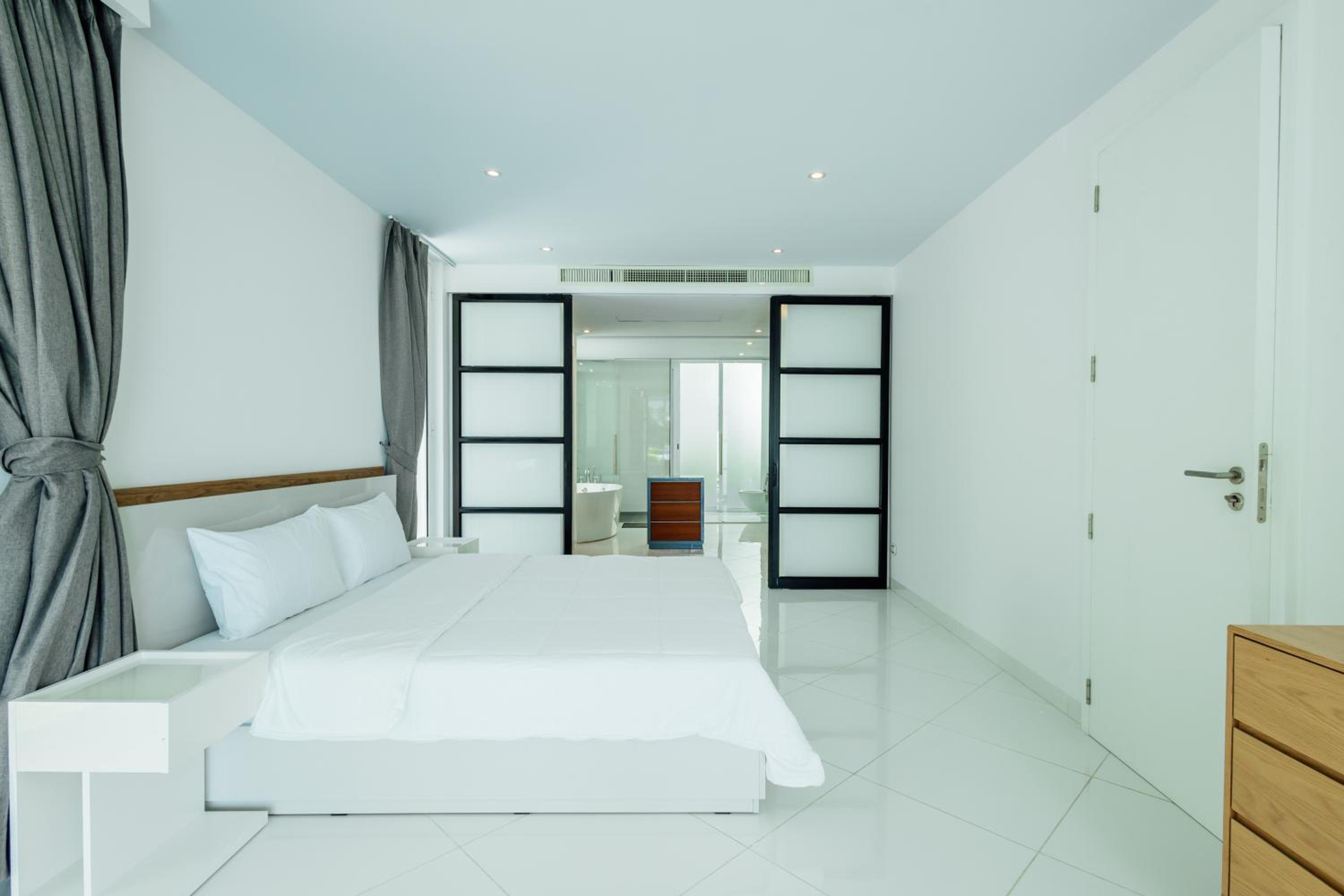 Three-Bedroom Apartment with Lake View photo 3