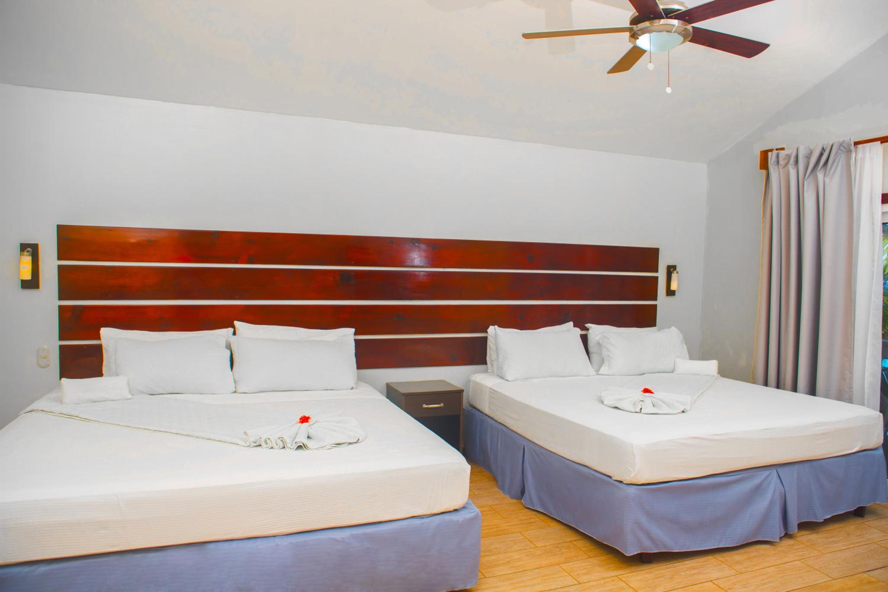 Queen Room with Two Queen Beds photo 2