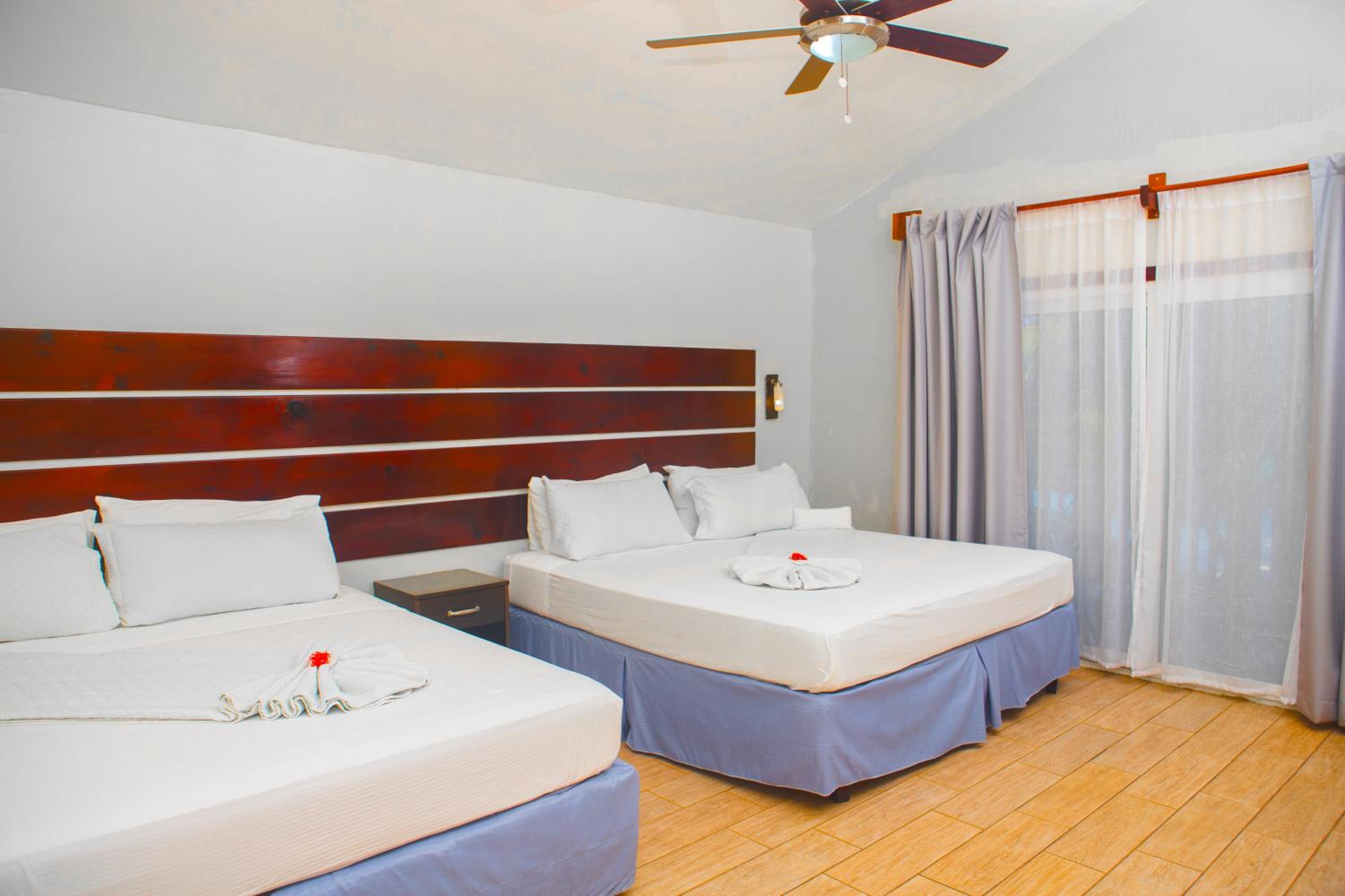 Queen Room with Two Queen Beds photo 3