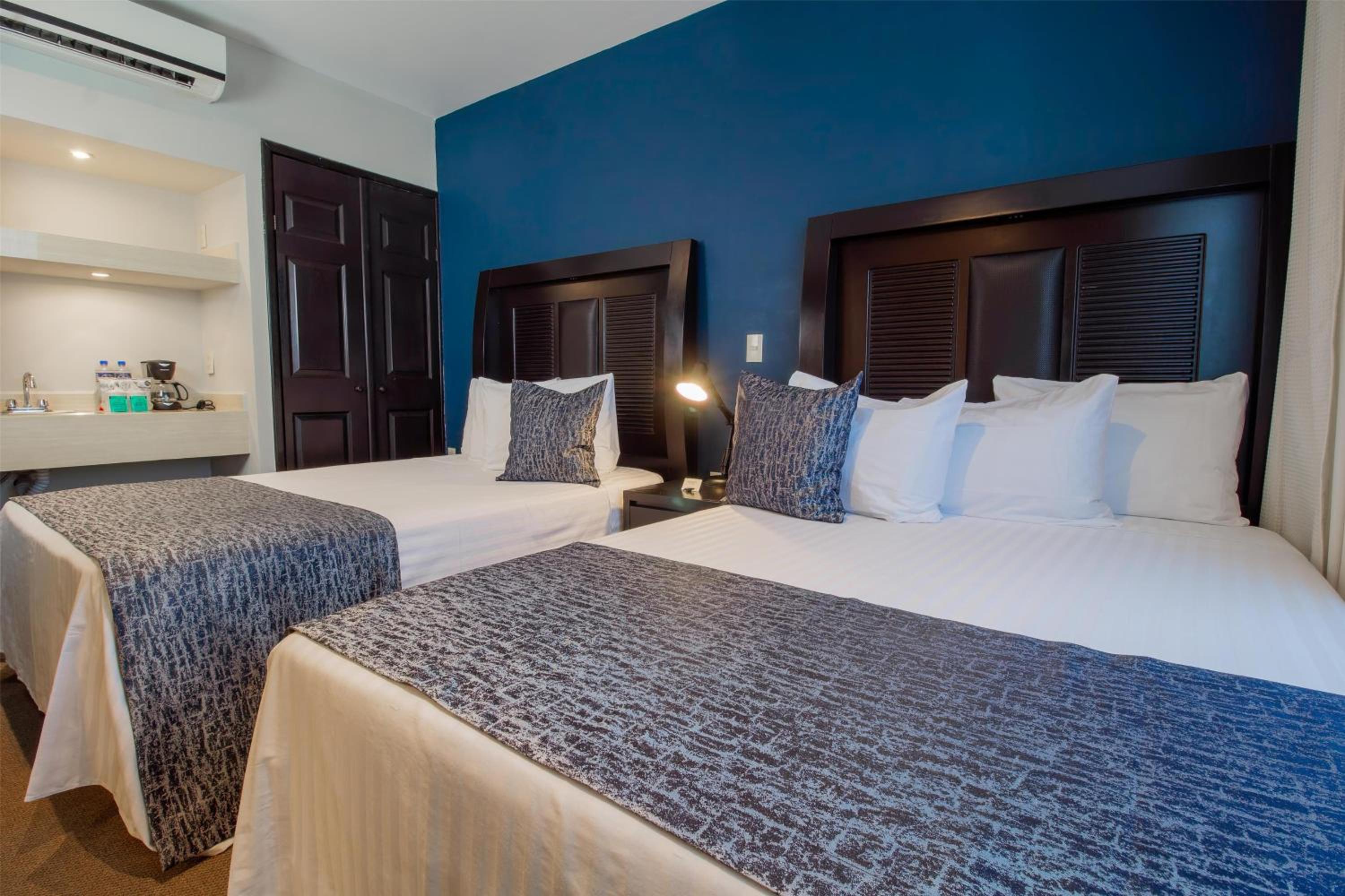 Double Room with Two Double Beds - Non-Smoking photo 2