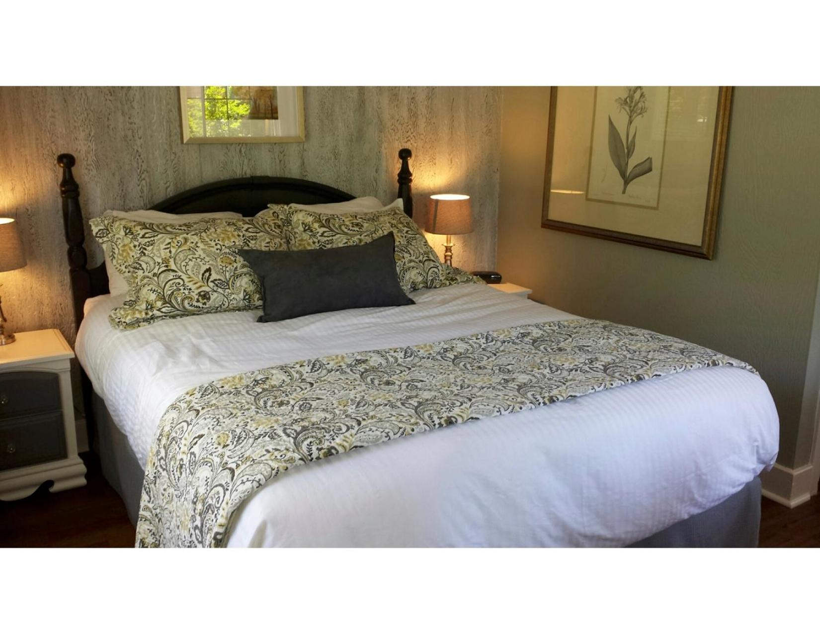 Queen Room with Garden View