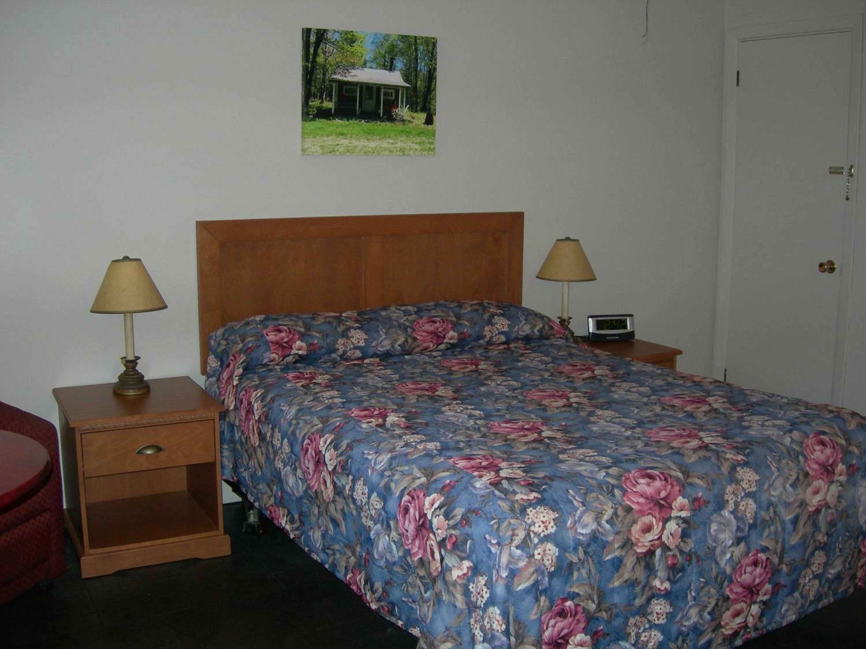 Double Room With One Queen Bed photo 2