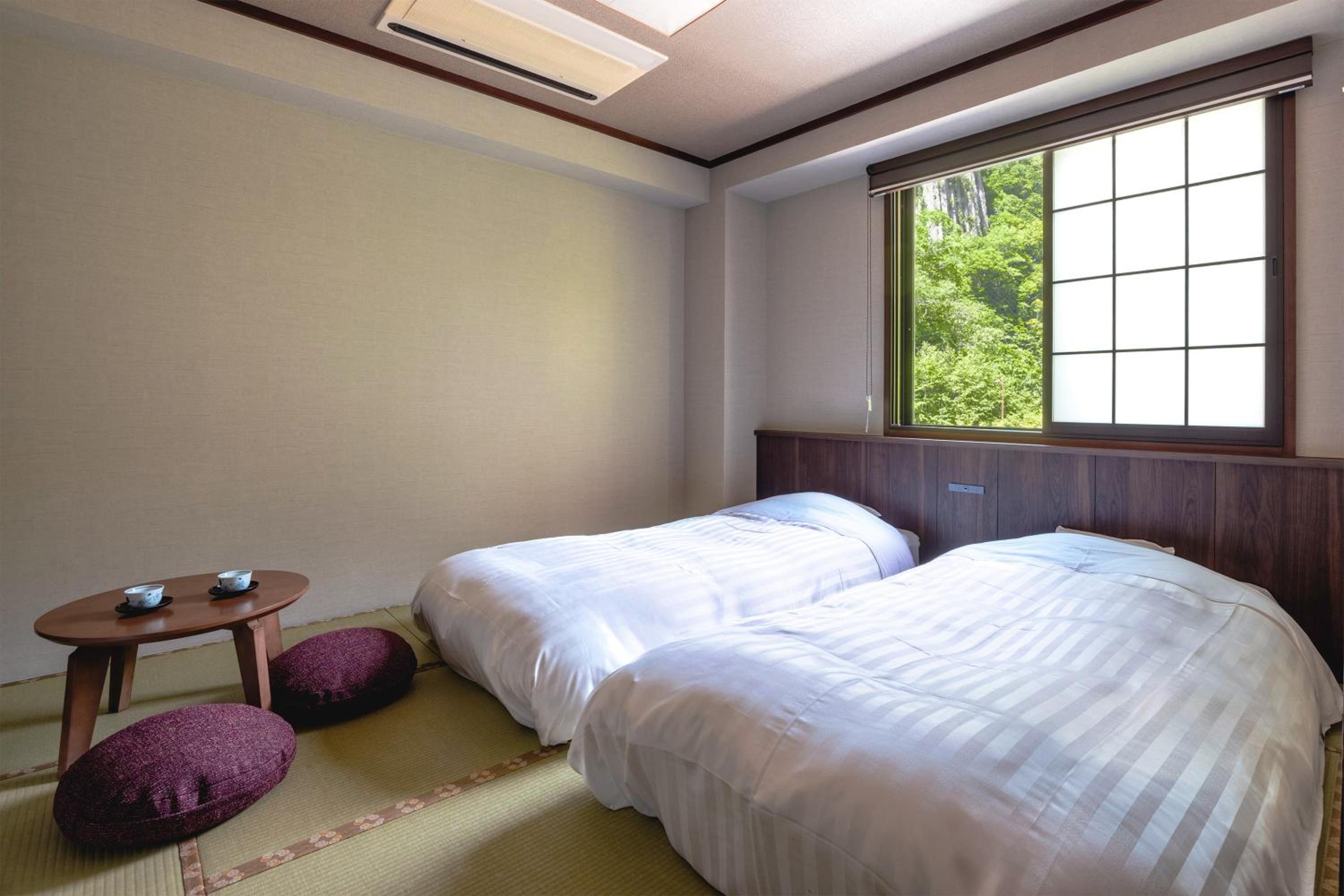 Standard Twin Room with Mountain View