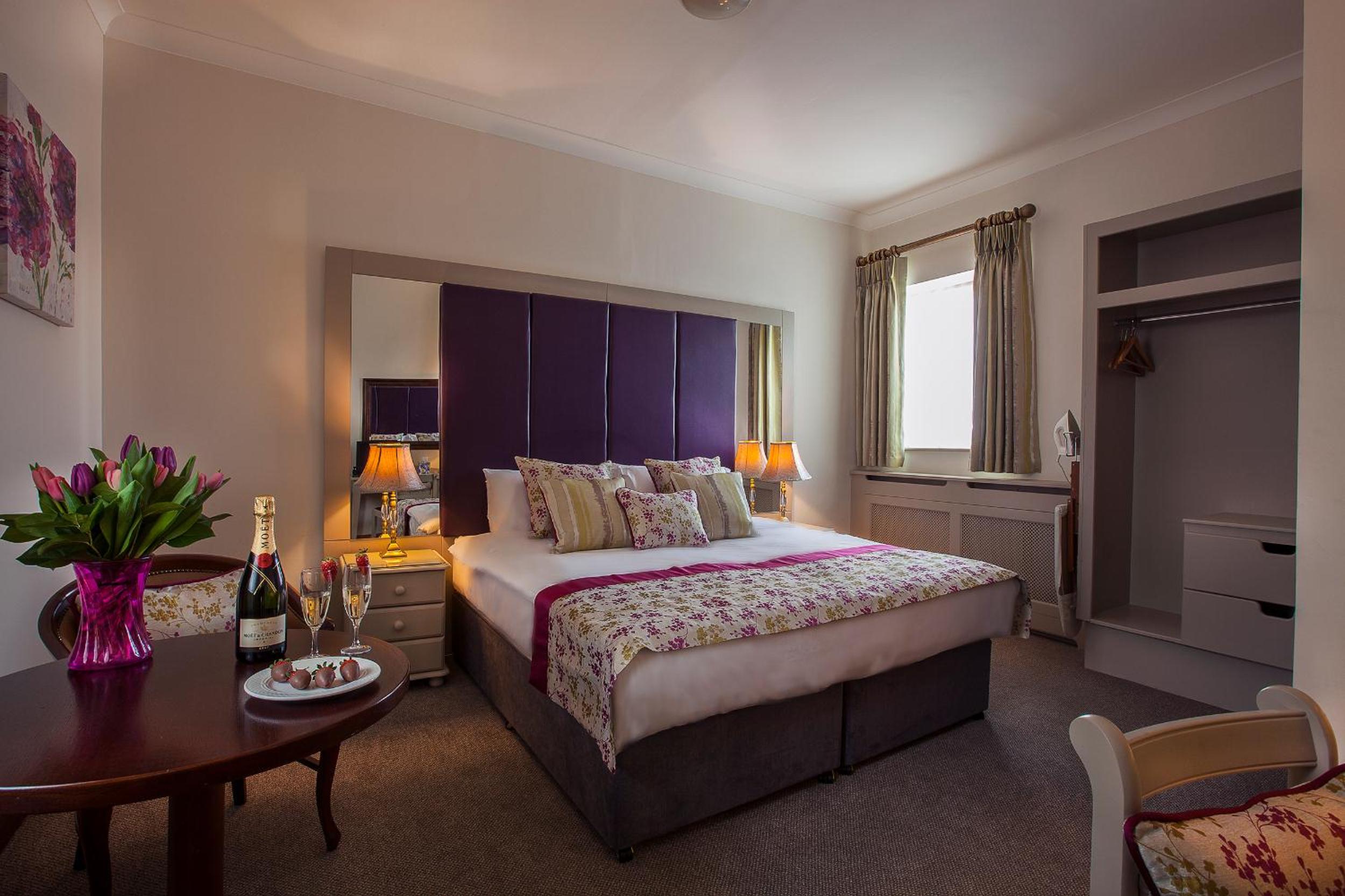 Deluxe Double Room with Bath - Photo 1