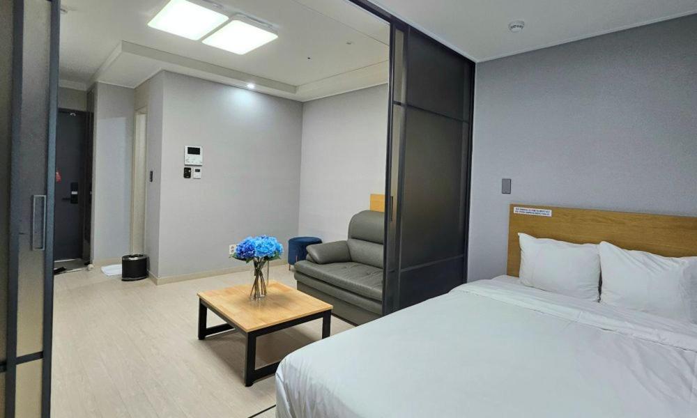 Deluxe Double Room with Balcony and Sea View - Photo 1