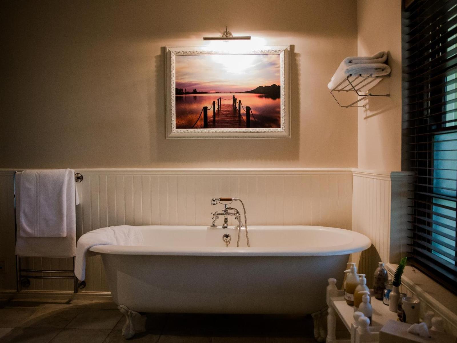 Honeymoon Suite - Photo 3