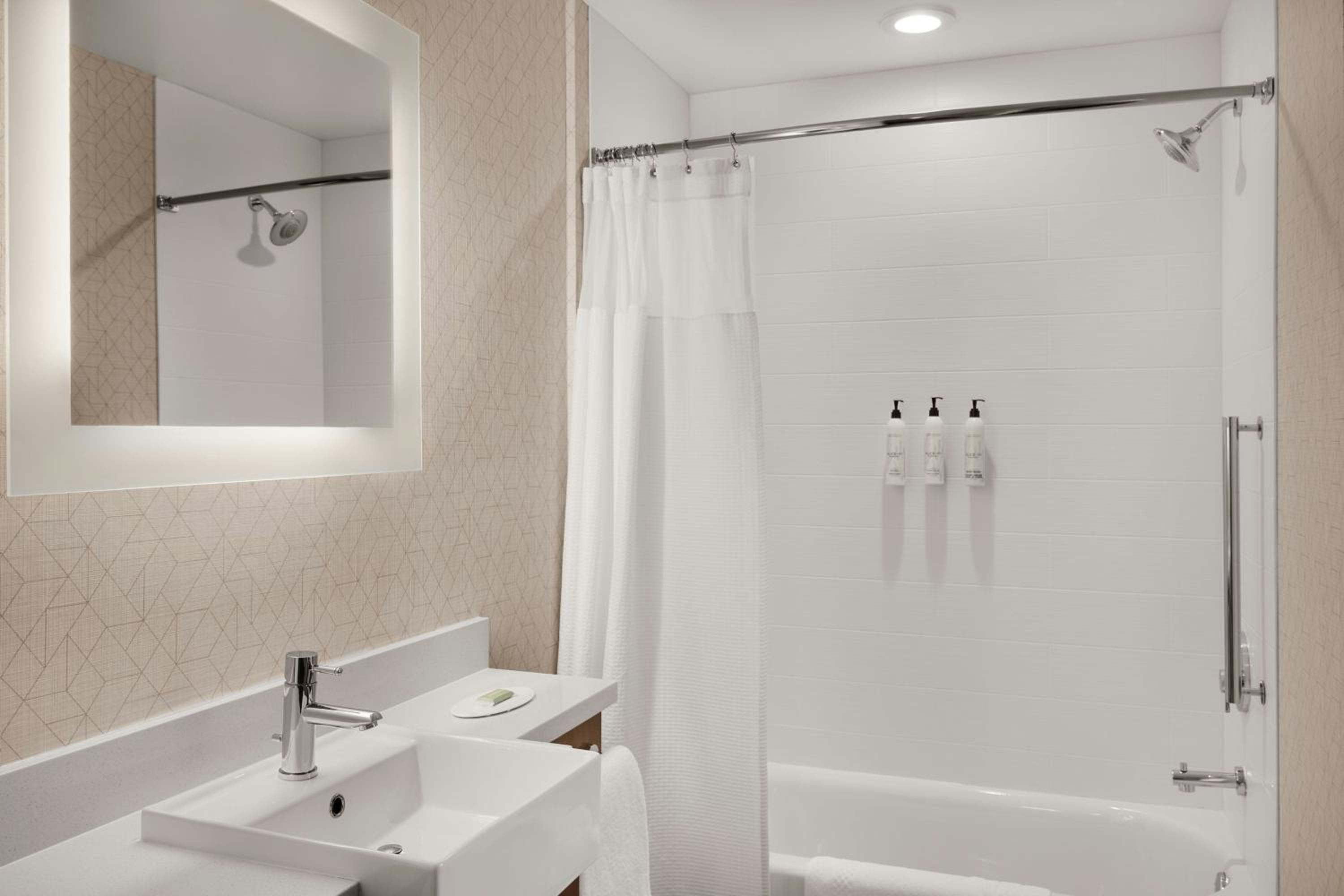 Queen Suite with Two Queen Beds, Bathtub and Trundle Sofa - Mobility Access