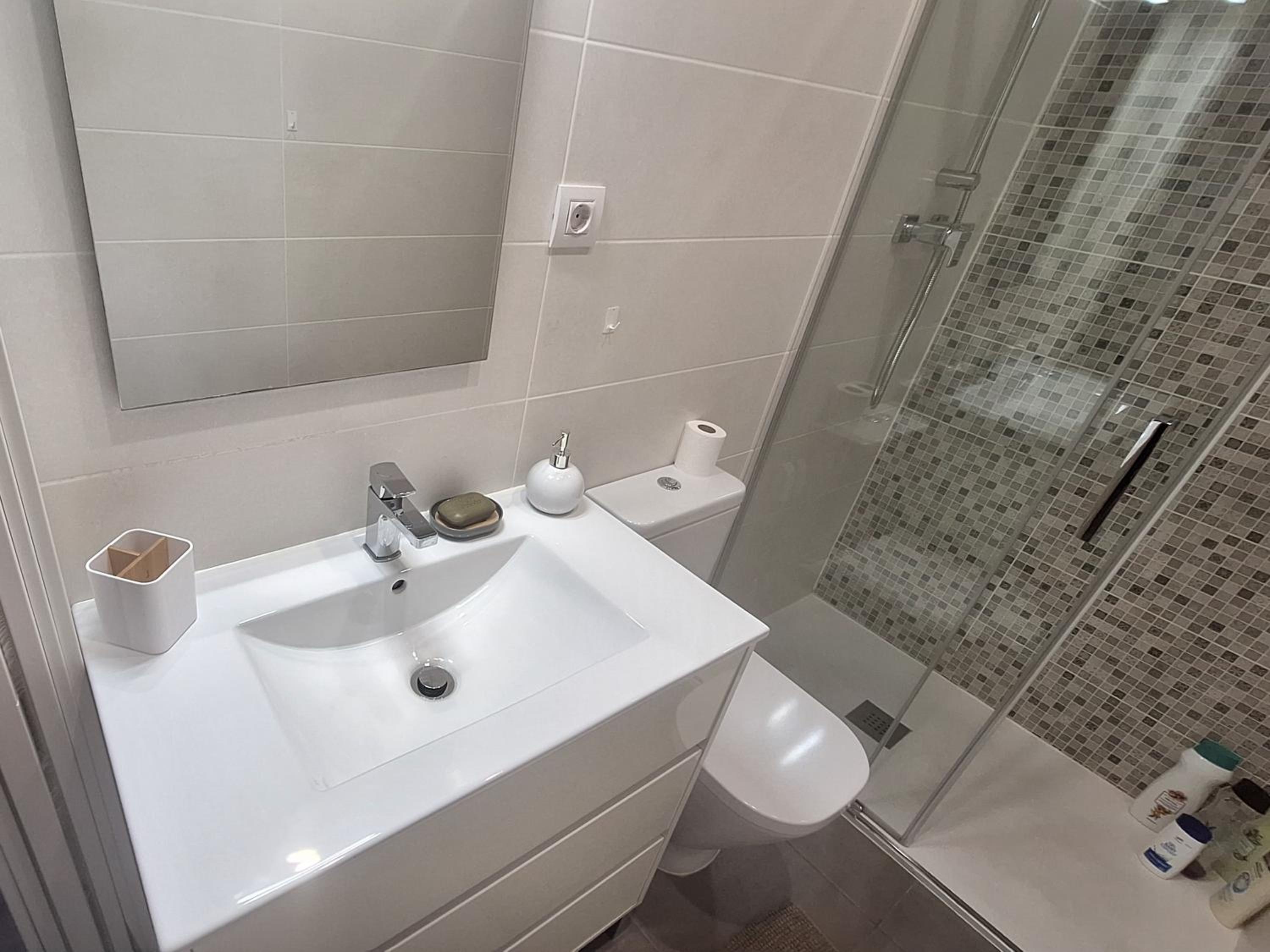 Double or Twin Room with Private Bathroom photo 3