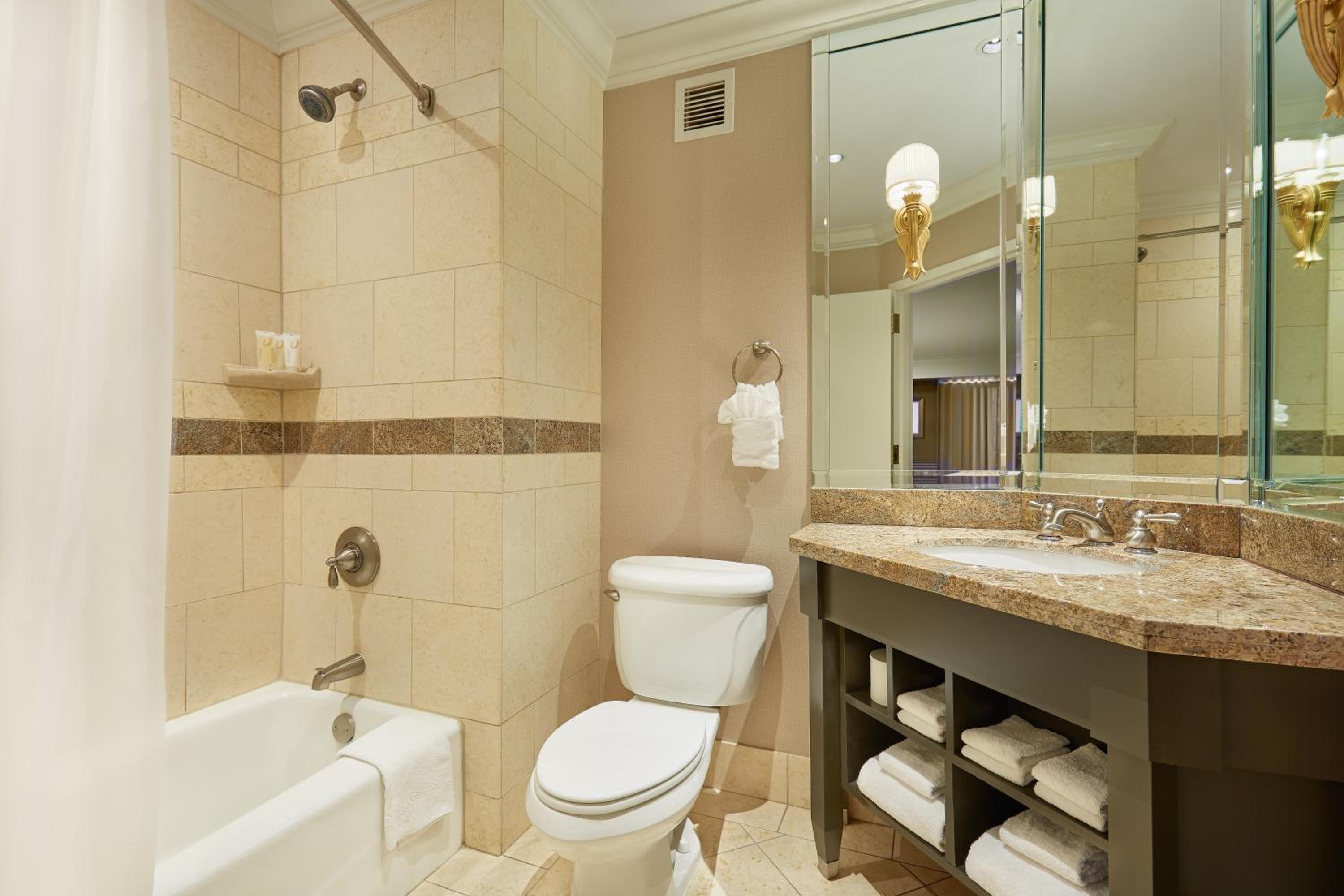 Deluxe King Room - Non-Smoking - Photo 4