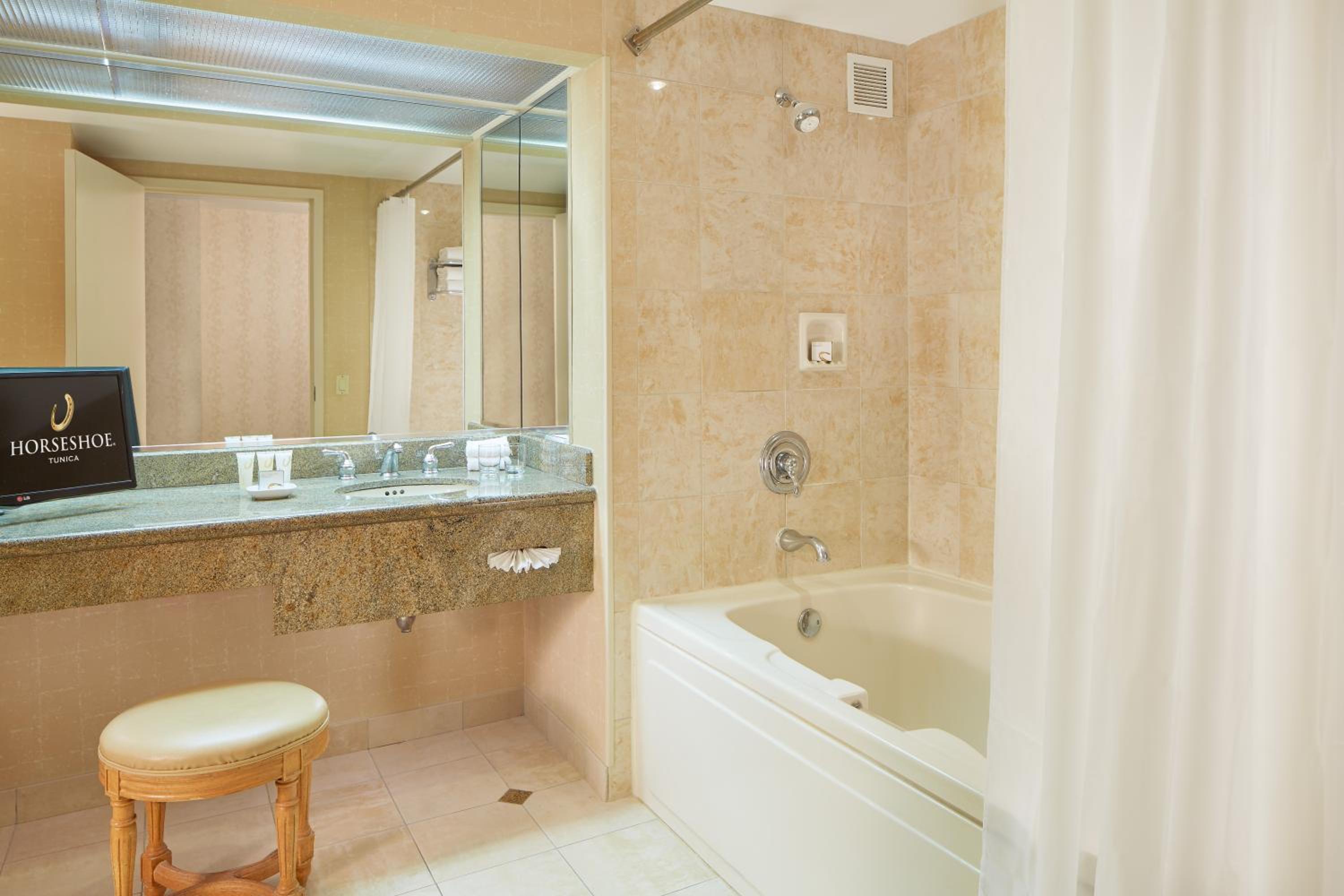 Premium King Room - Non- Smoking - Photo 2