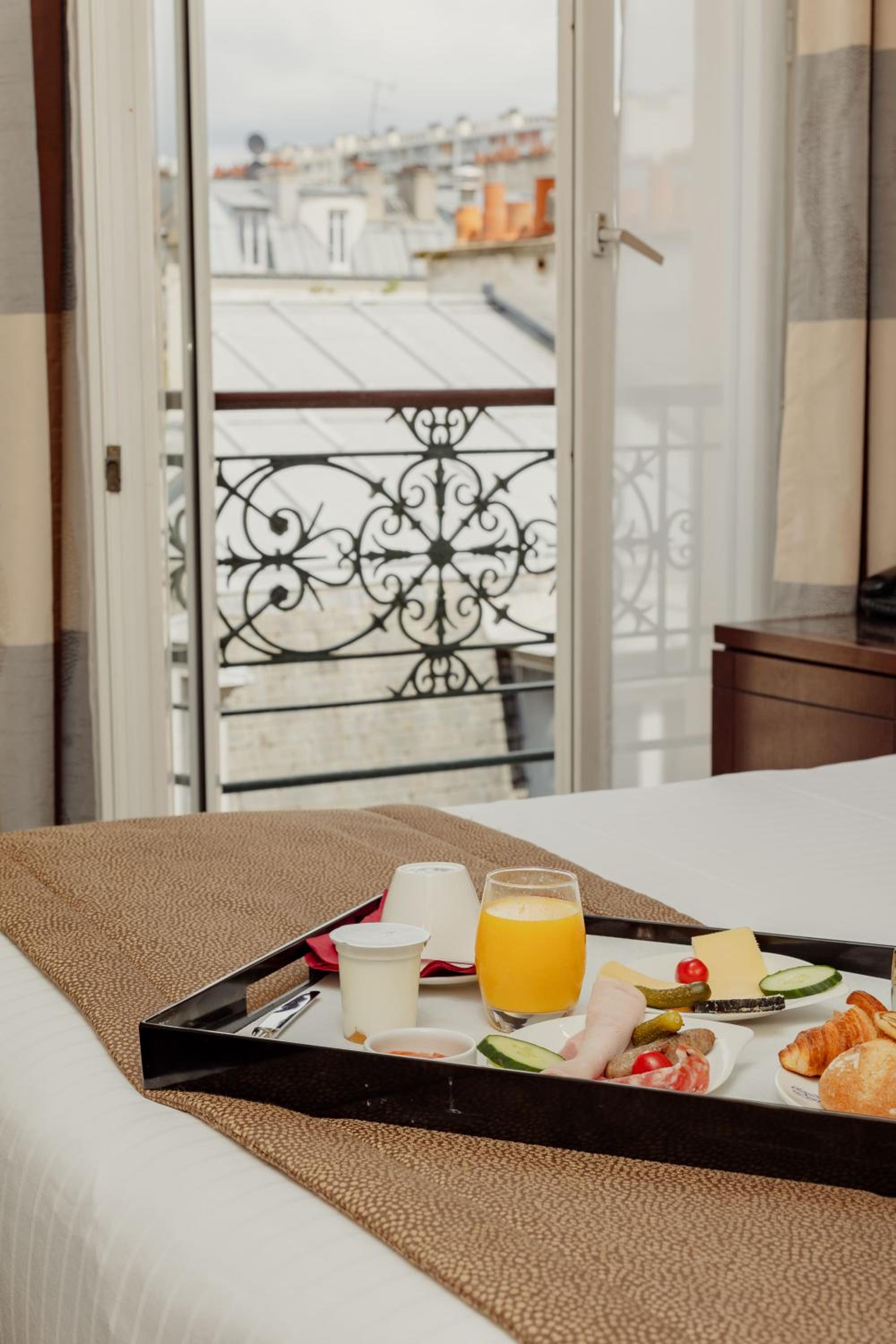 Double Room with Balcony thumbnail 5
