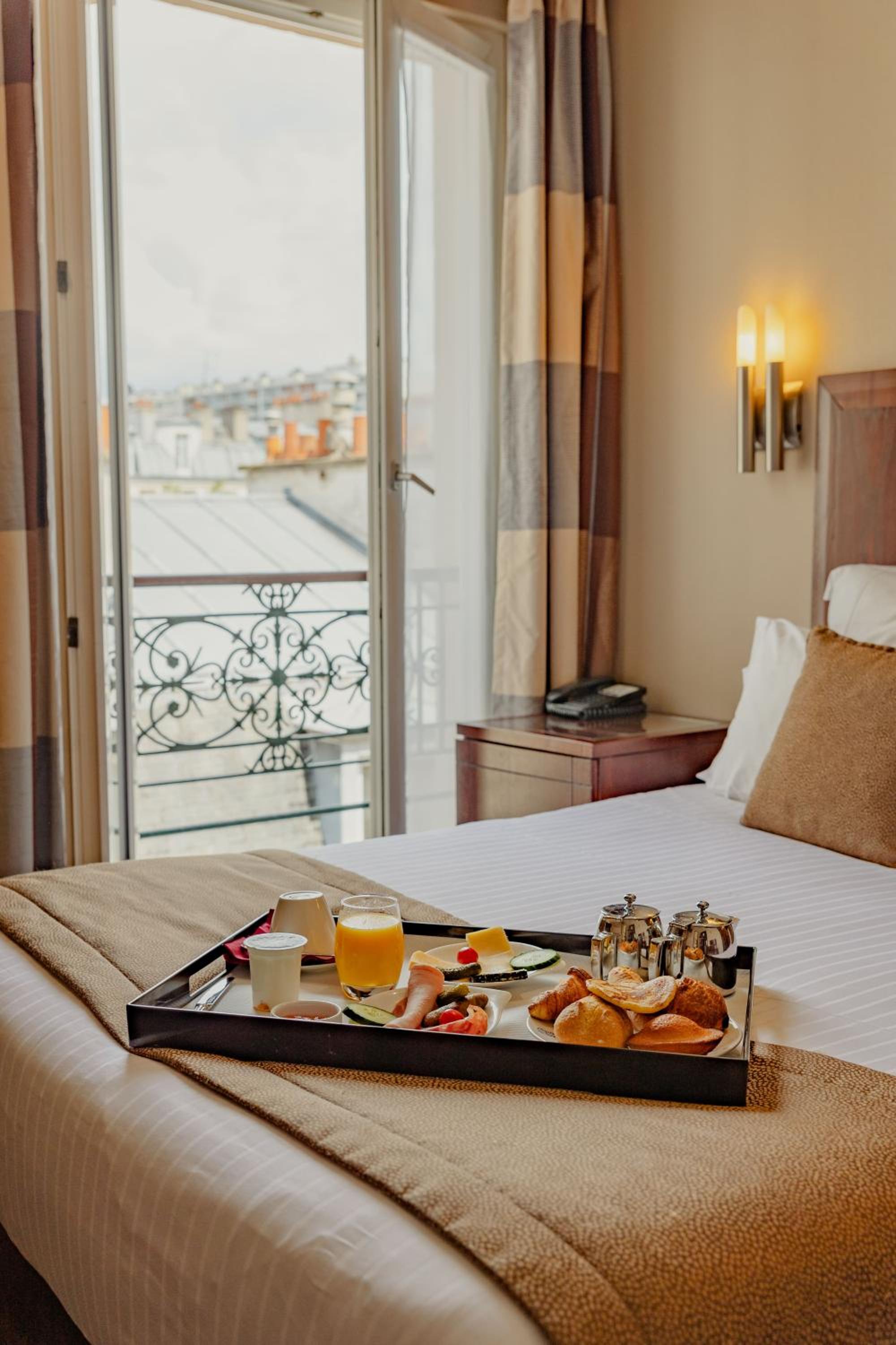 Double Room with Balcony thumbnail 6
