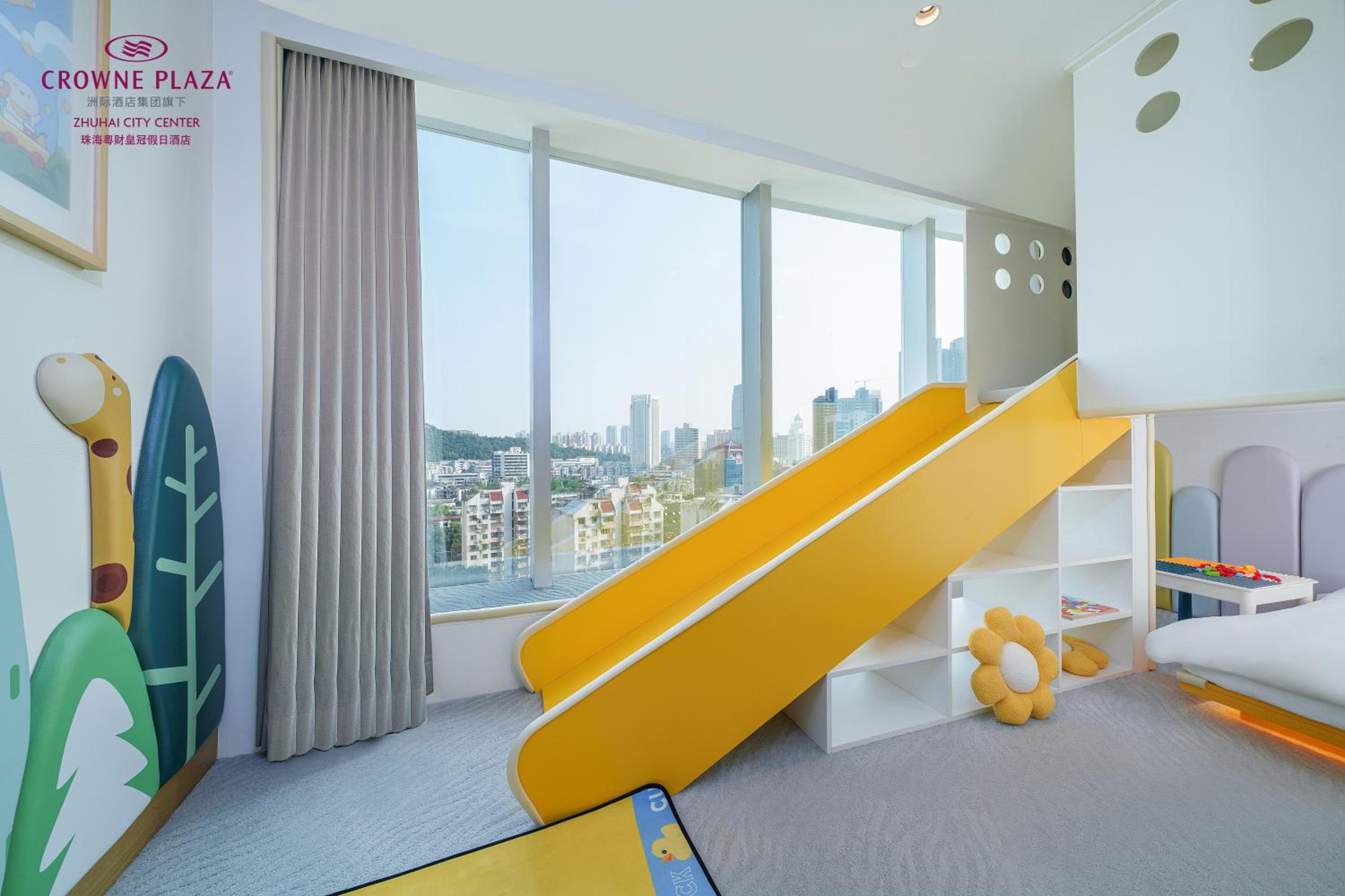 Standard Room with One King and Bunk Bed - Kids Theme - Photo 2