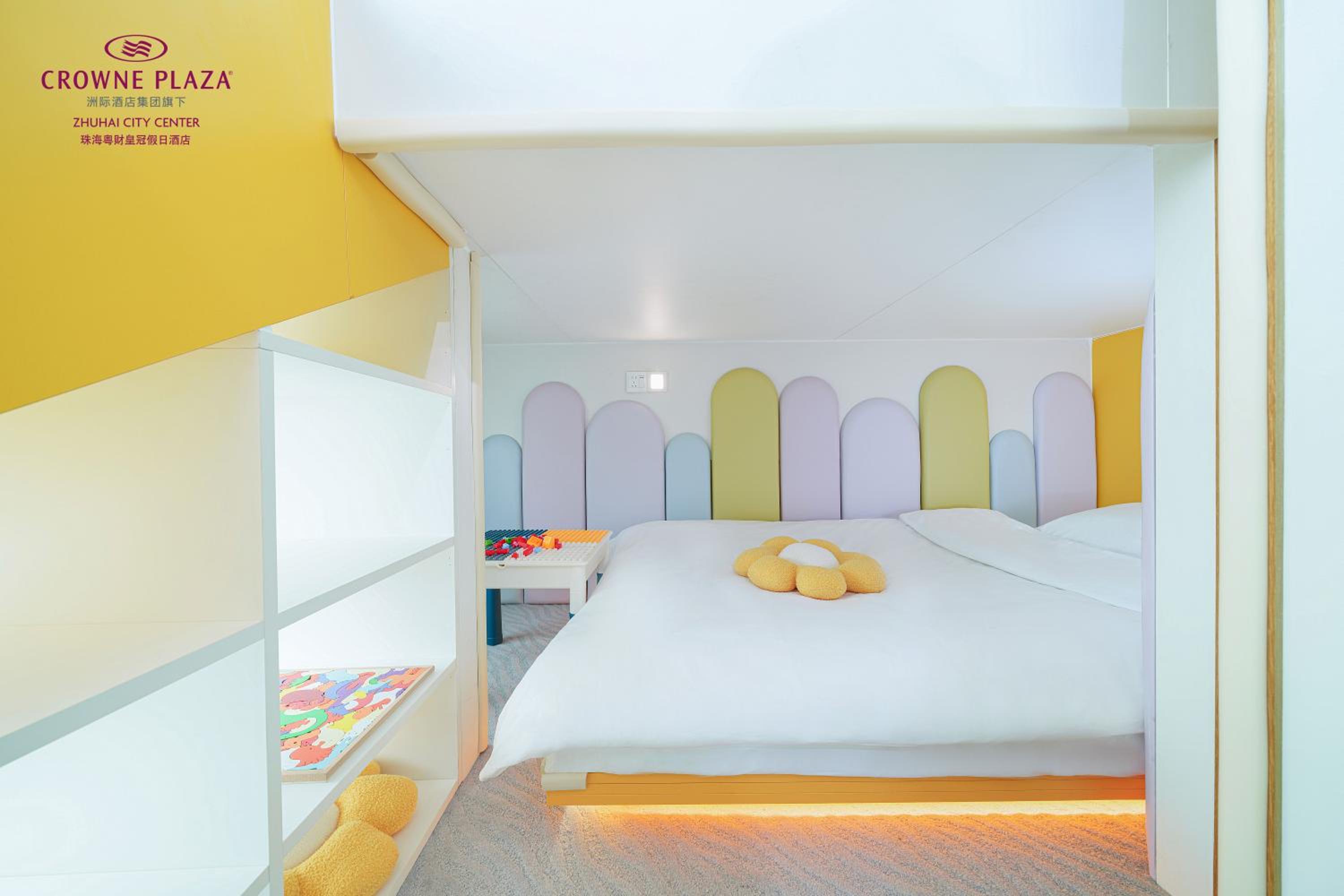 Standard Room with One King and Bunk Bed - Kids Theme - Photo 3