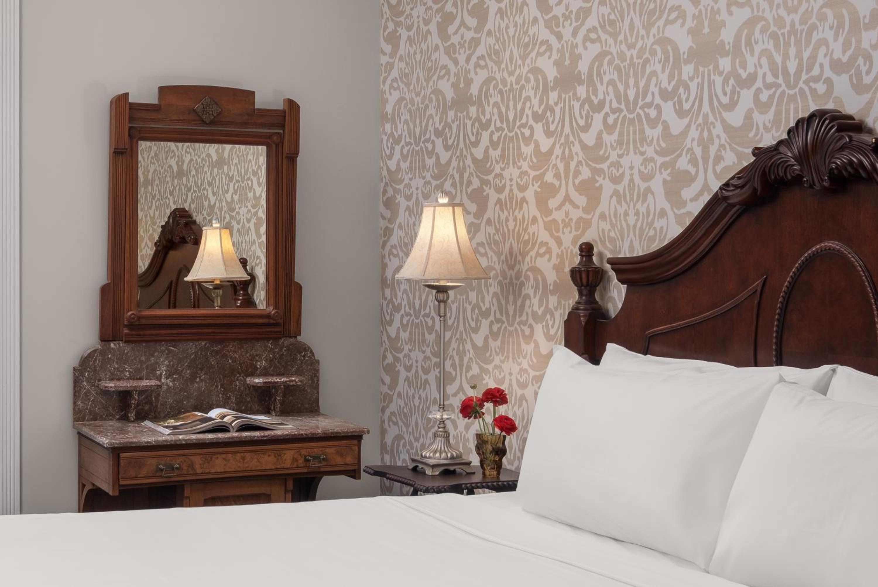 Queen Room with Whirlpool photo 3