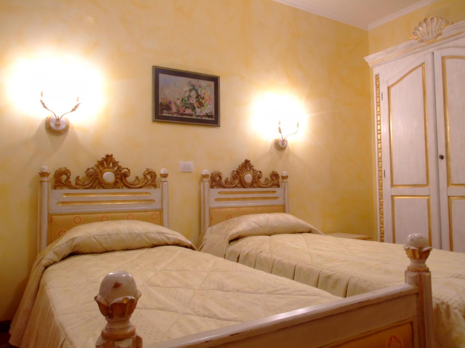 Double or Twin Room with Balcony - Photo 15