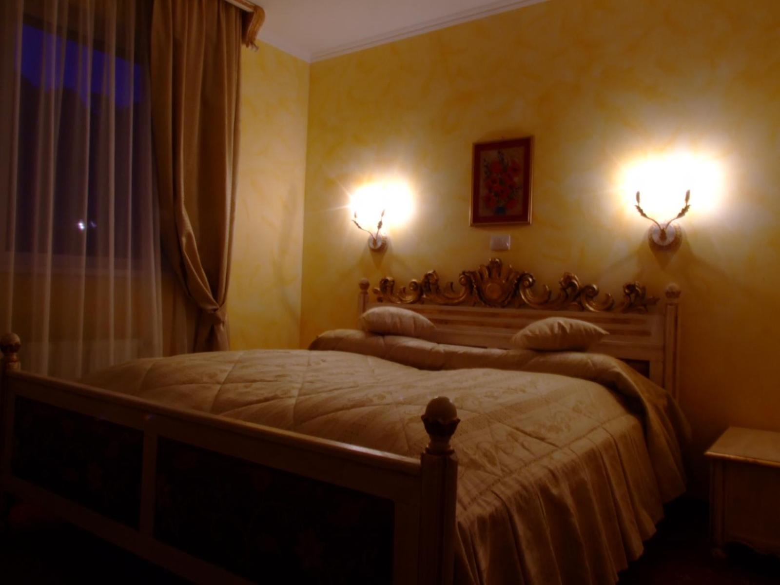 Double or Twin Room with Balcony - Photo 16