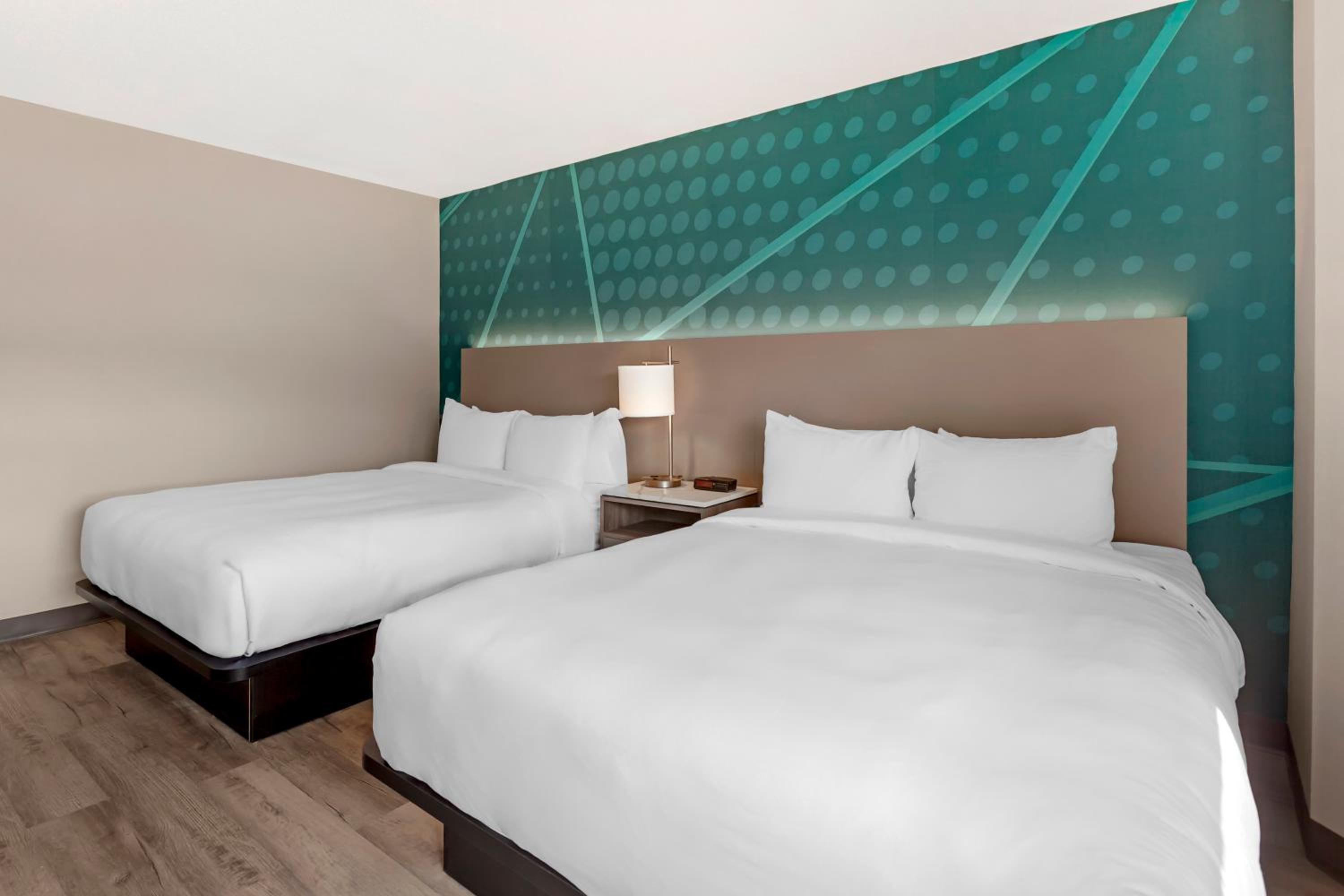 Quadruple Room with Two Queen Beds - Non Smoking/Upper floor/Interior Hall - Photo 2