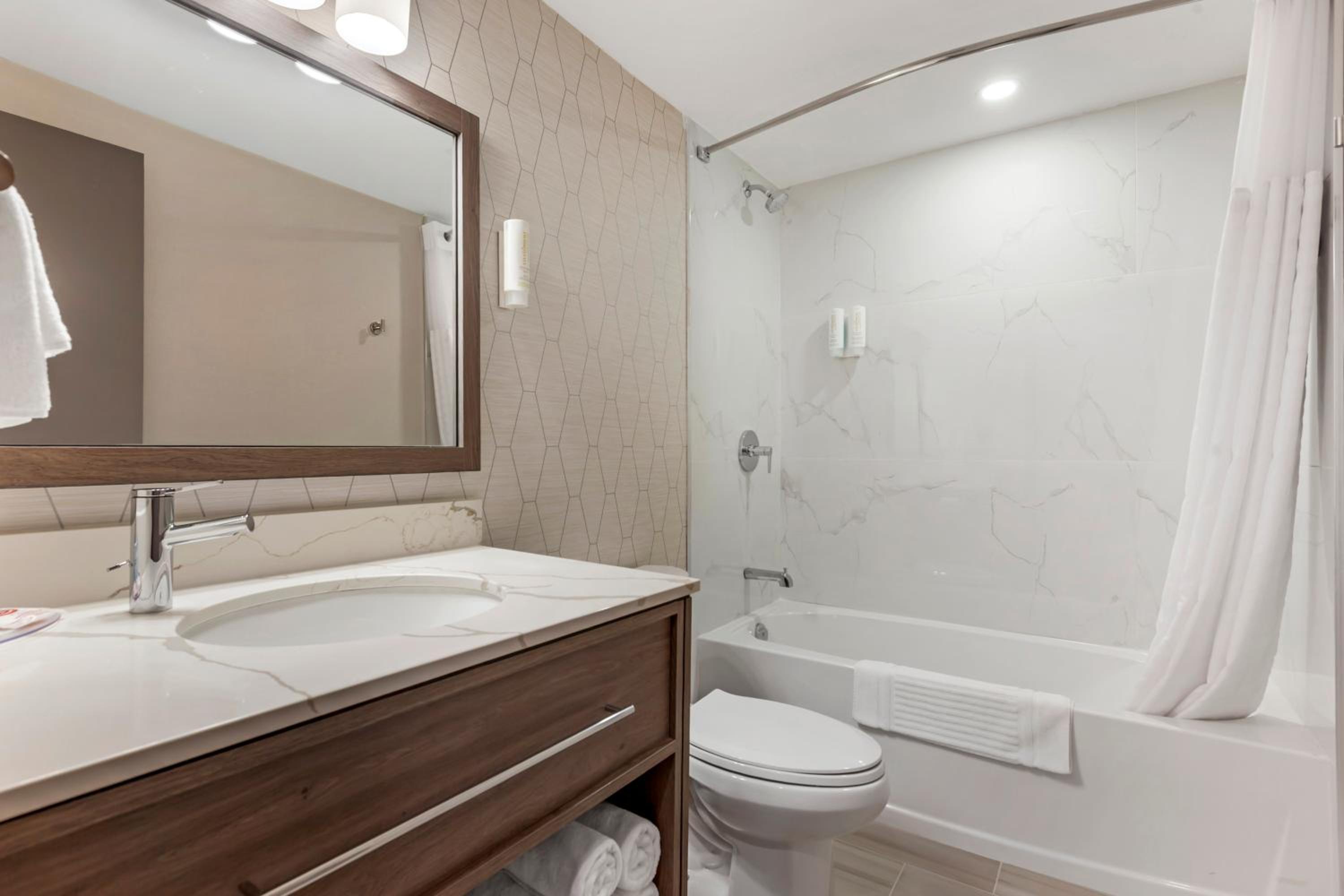 Quadruple Room with Two Queen Beds - Non Smoking/Upper floor/Interior Hall - Photo 3
