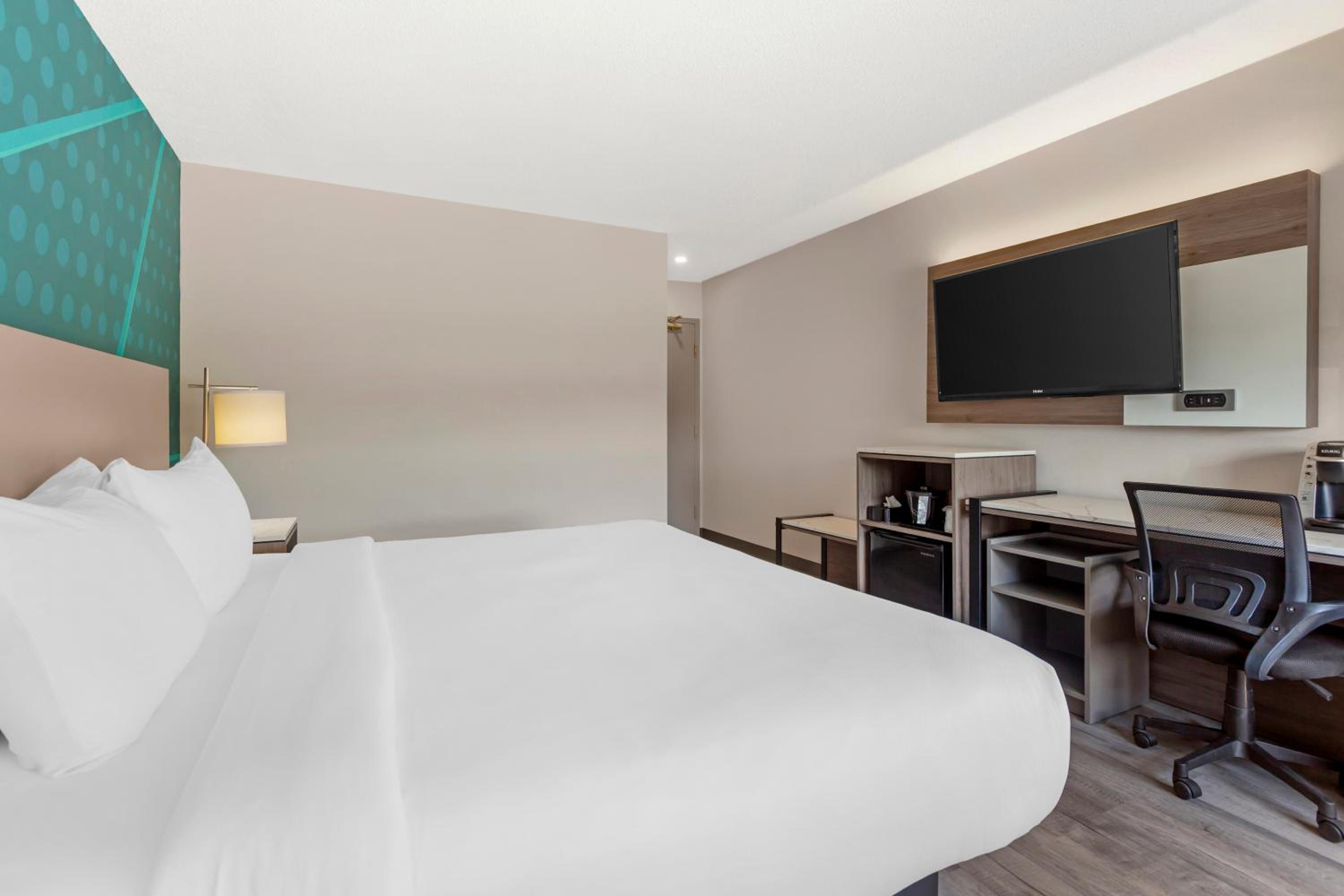 King Room - Non-Smoking - Photo 3