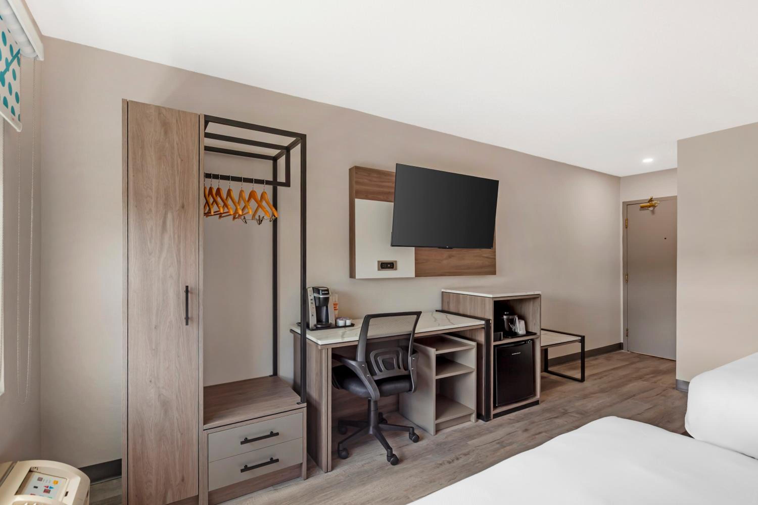 Quadruple Room with Two Queen Beds - Non Smoking/Upper floor/Interior Hall - Photo 1