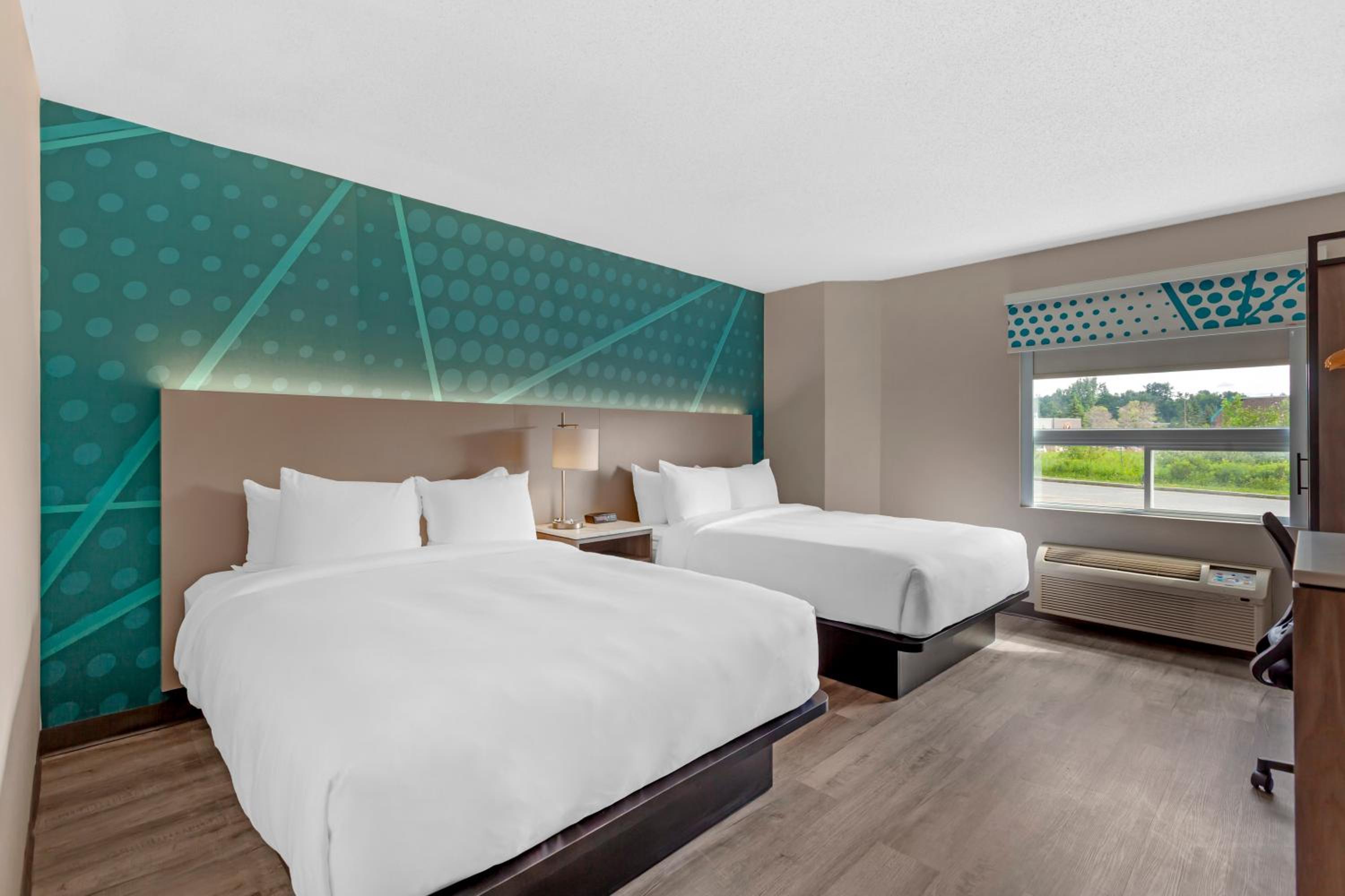 Quadruple Room with Two Queen Beds - Non Smoking/Upper floor/Interior Hall - Photo 4