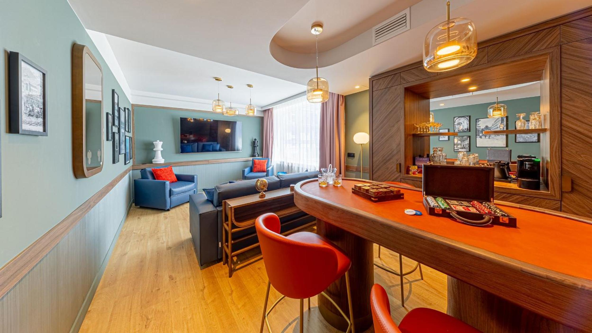 Executive Suite - Photo 3