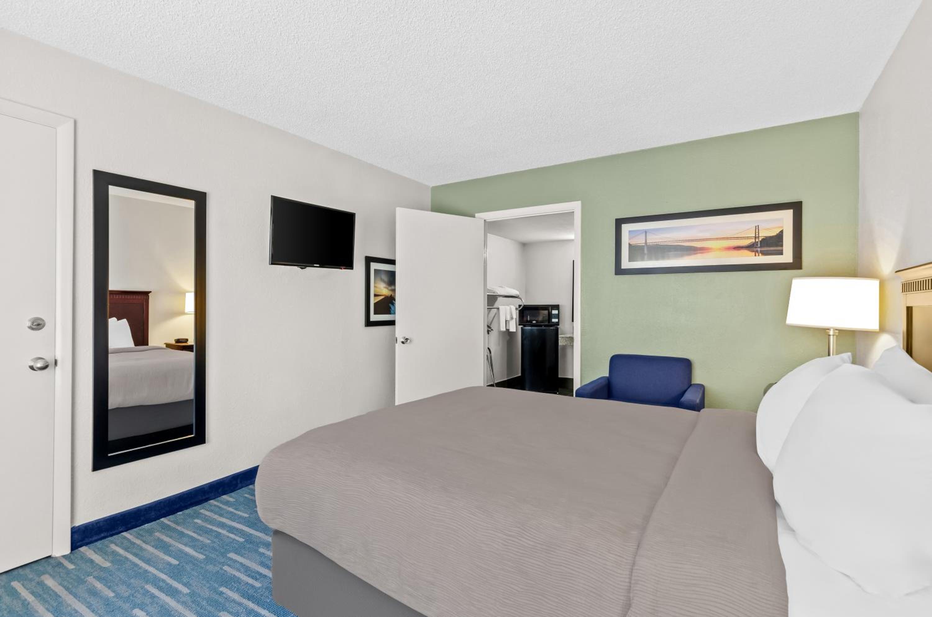 Queen Room with Roll-In Shower - Disability Access/Non Smoking/Ground floor/Exterior Hall photo 3