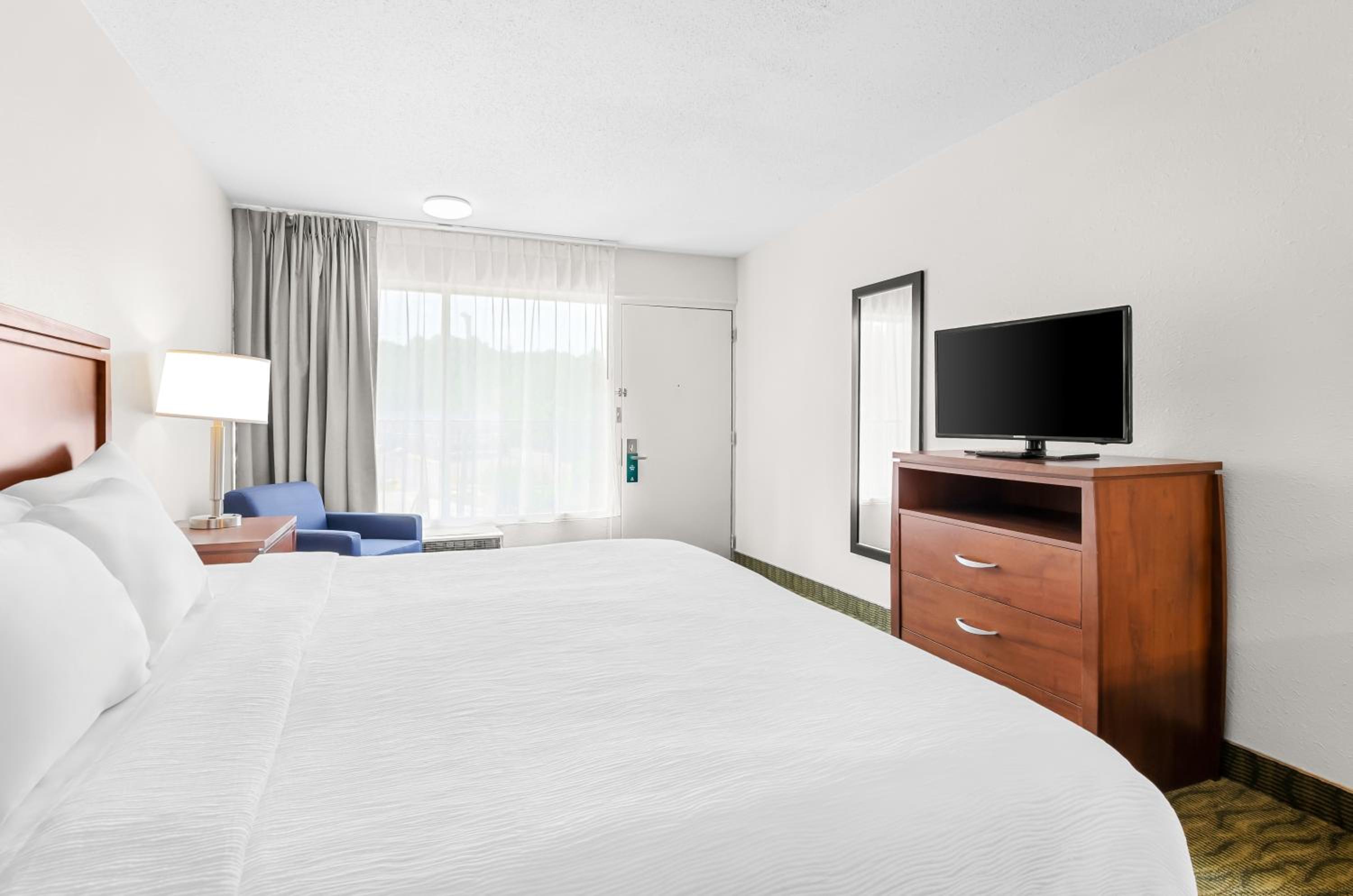King Room - Non Smoking/Exterior Hall - Photo 1