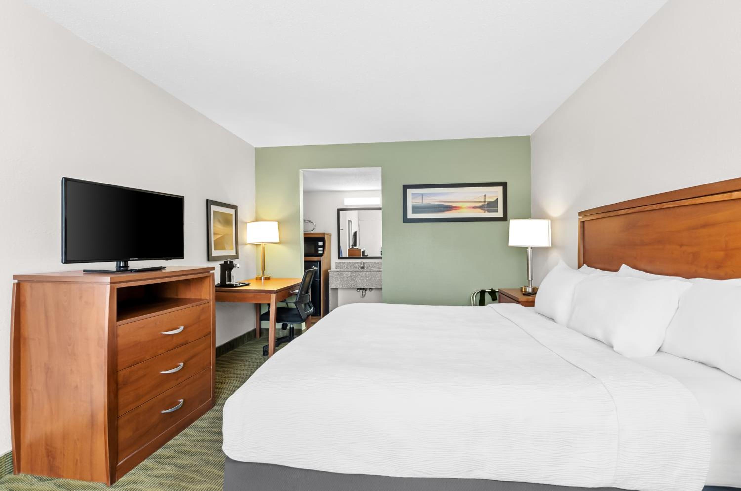 King Room - Non Smoking/Exterior Hall - Photo 6