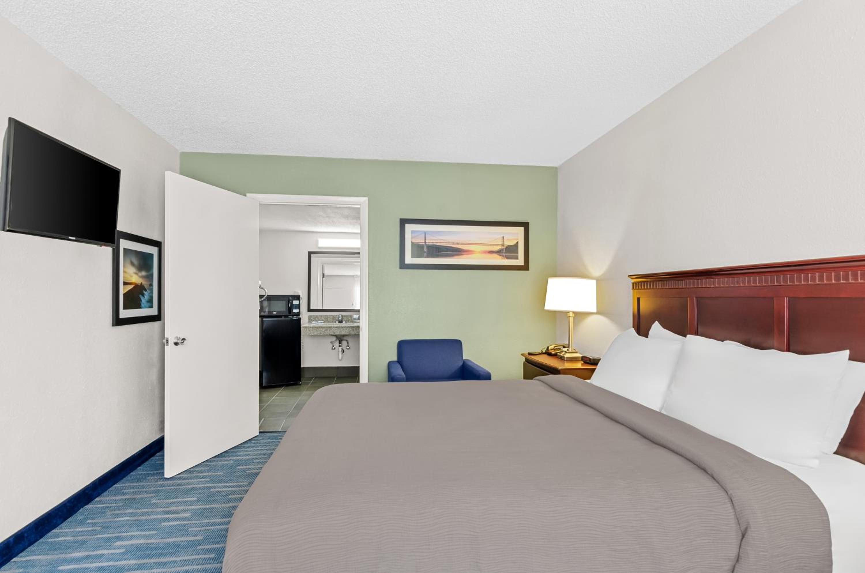 Queen Room with Roll-In Shower - Disability Access/Non Smoking/Ground floor/Exterior Hall photo 2