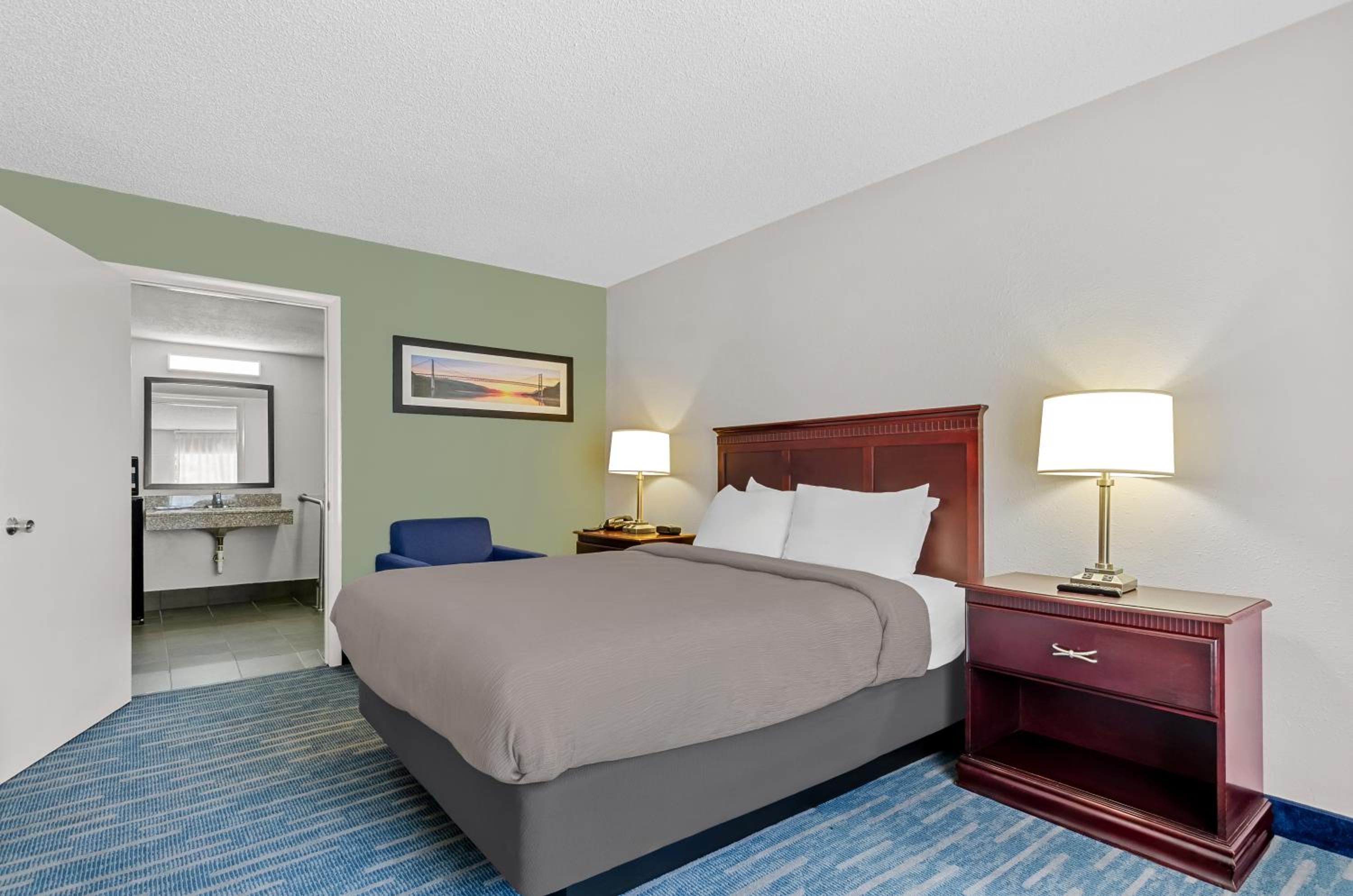 Queen Room with Roll-In Shower - Disability Access/Non Smoking/Ground floor/Exterior Hall photo 1