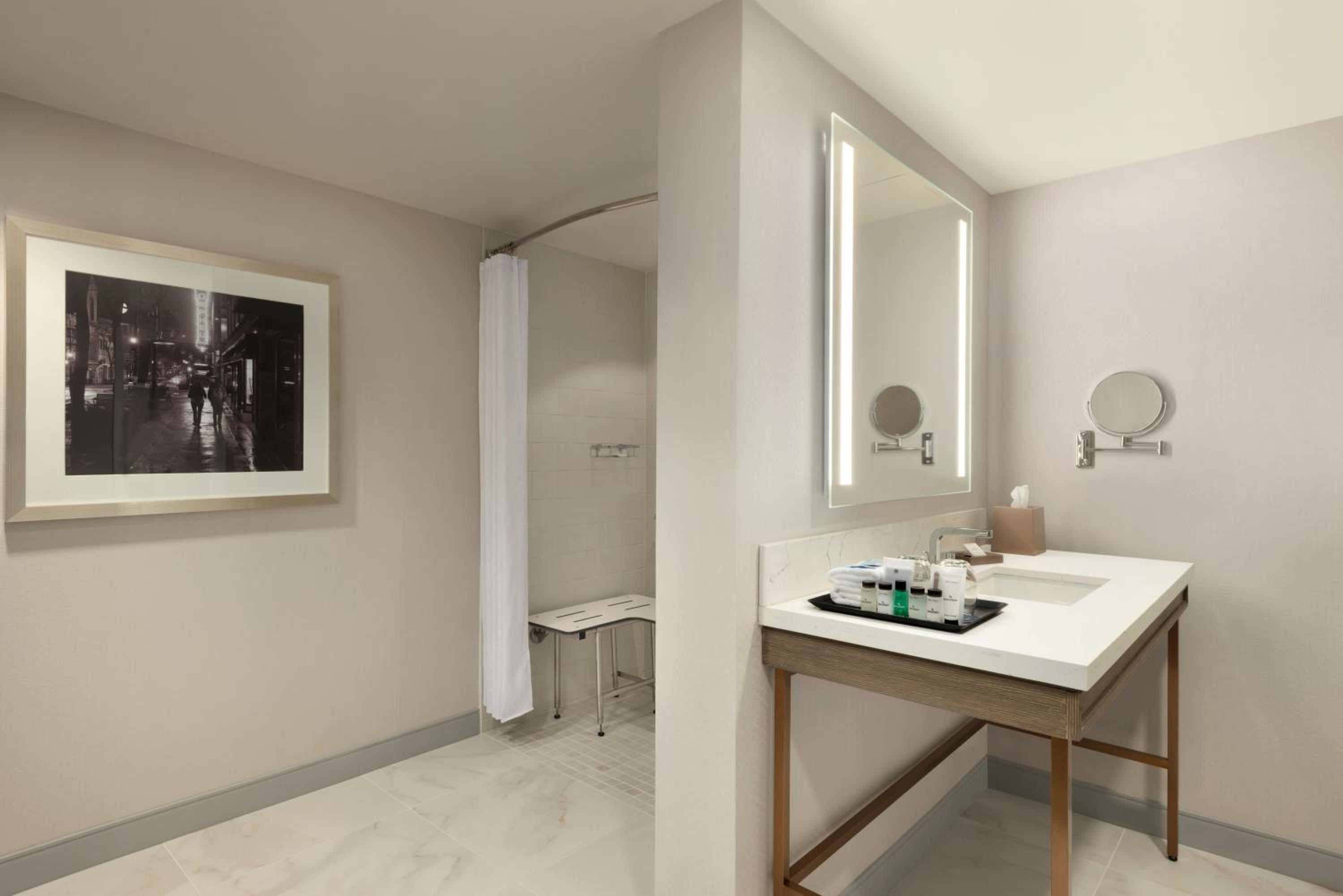 King Room - Mobility Accessible with Tub photo 2