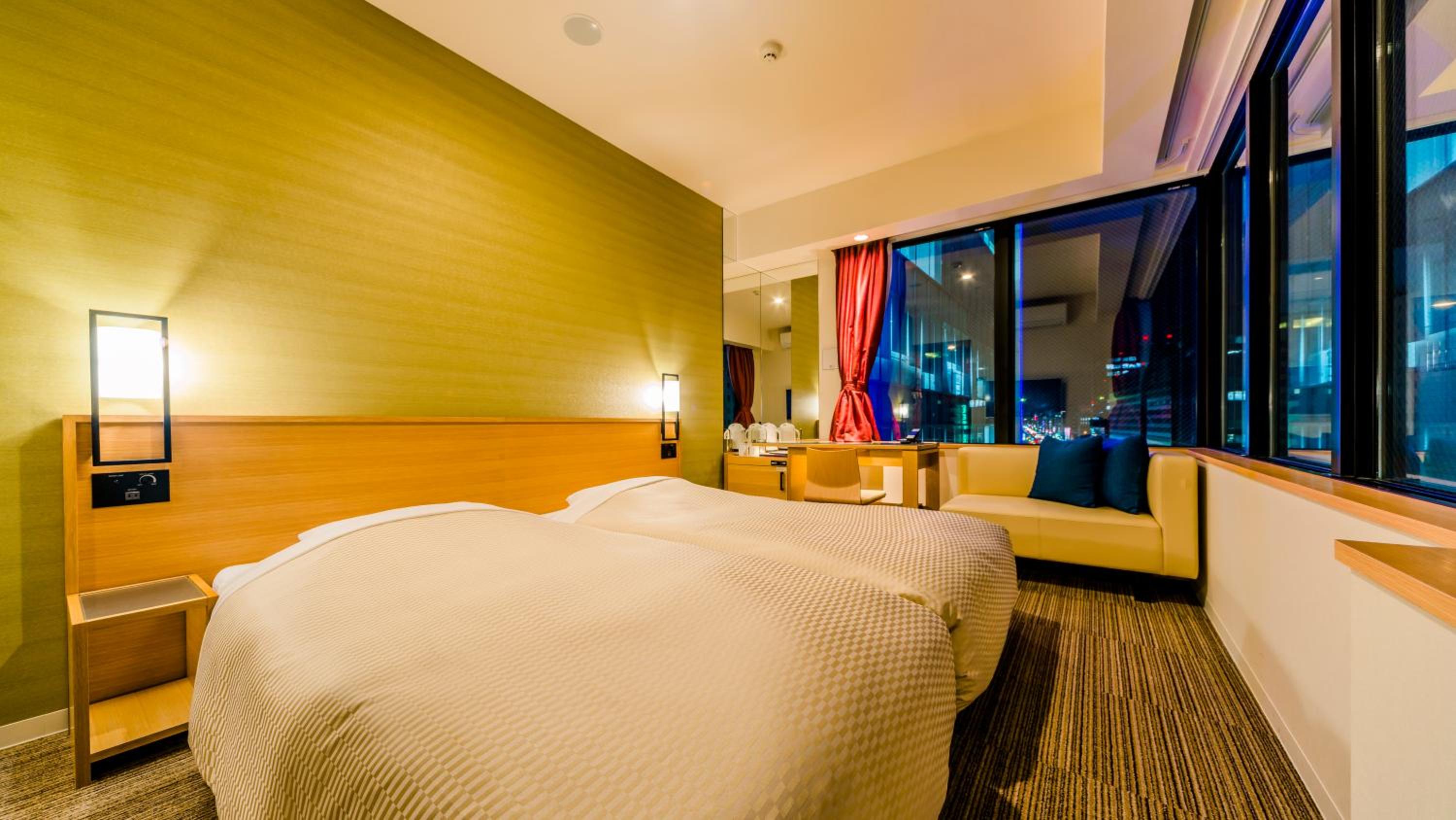 Corner Twin Room with City View - Non-Smoking