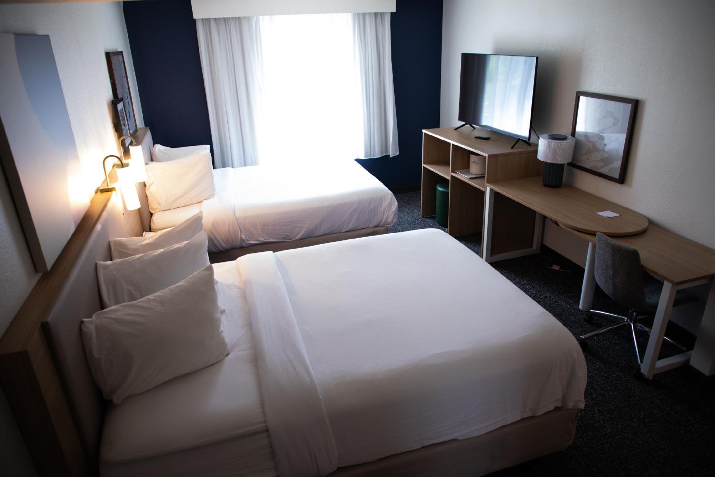 Queen Room with Two Queen Beds - Photo 4