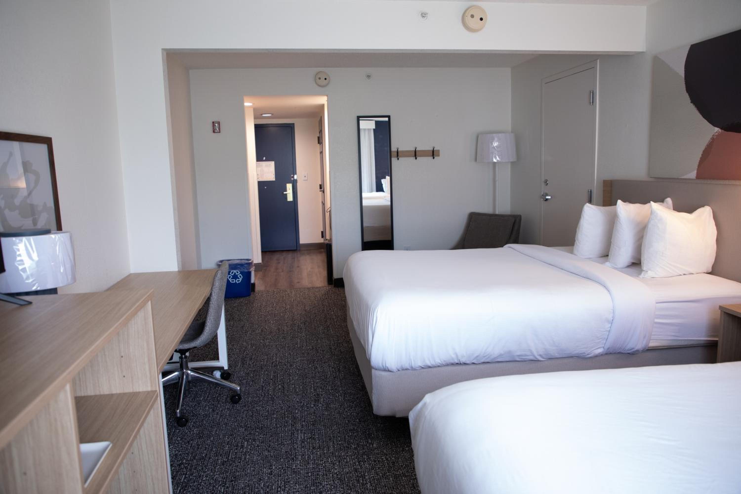 Queen Room with Two Queen Beds - Photo 6